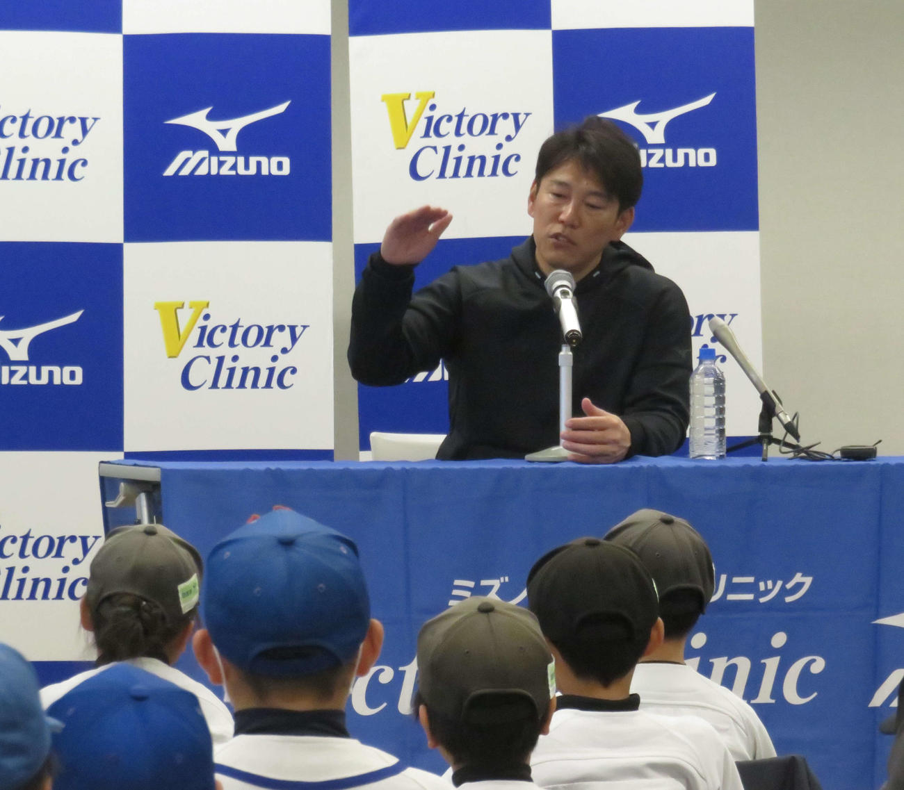 野球教室で講義を行う侍ジャパン井端監督