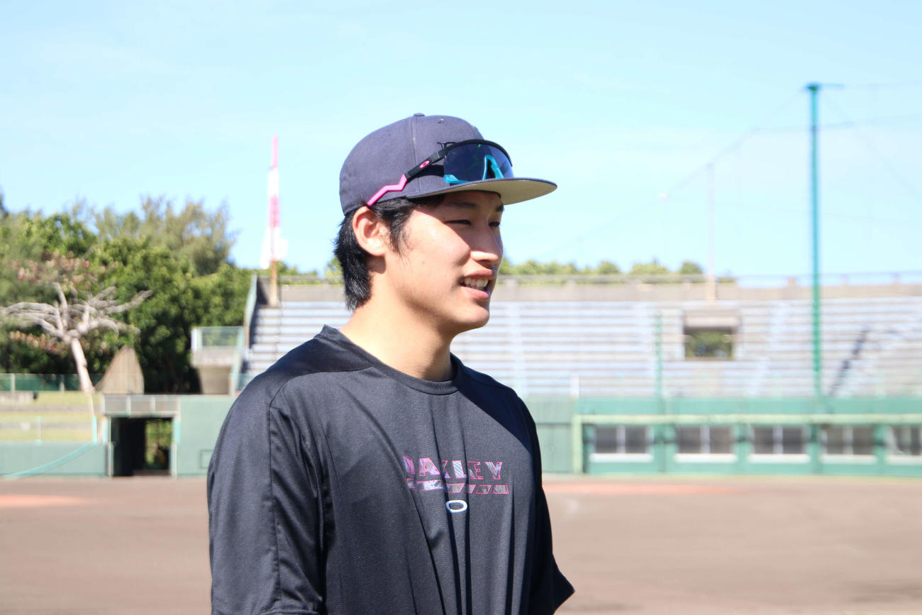 囲み取材を受ける西武羽田（撮影・山崎純一）