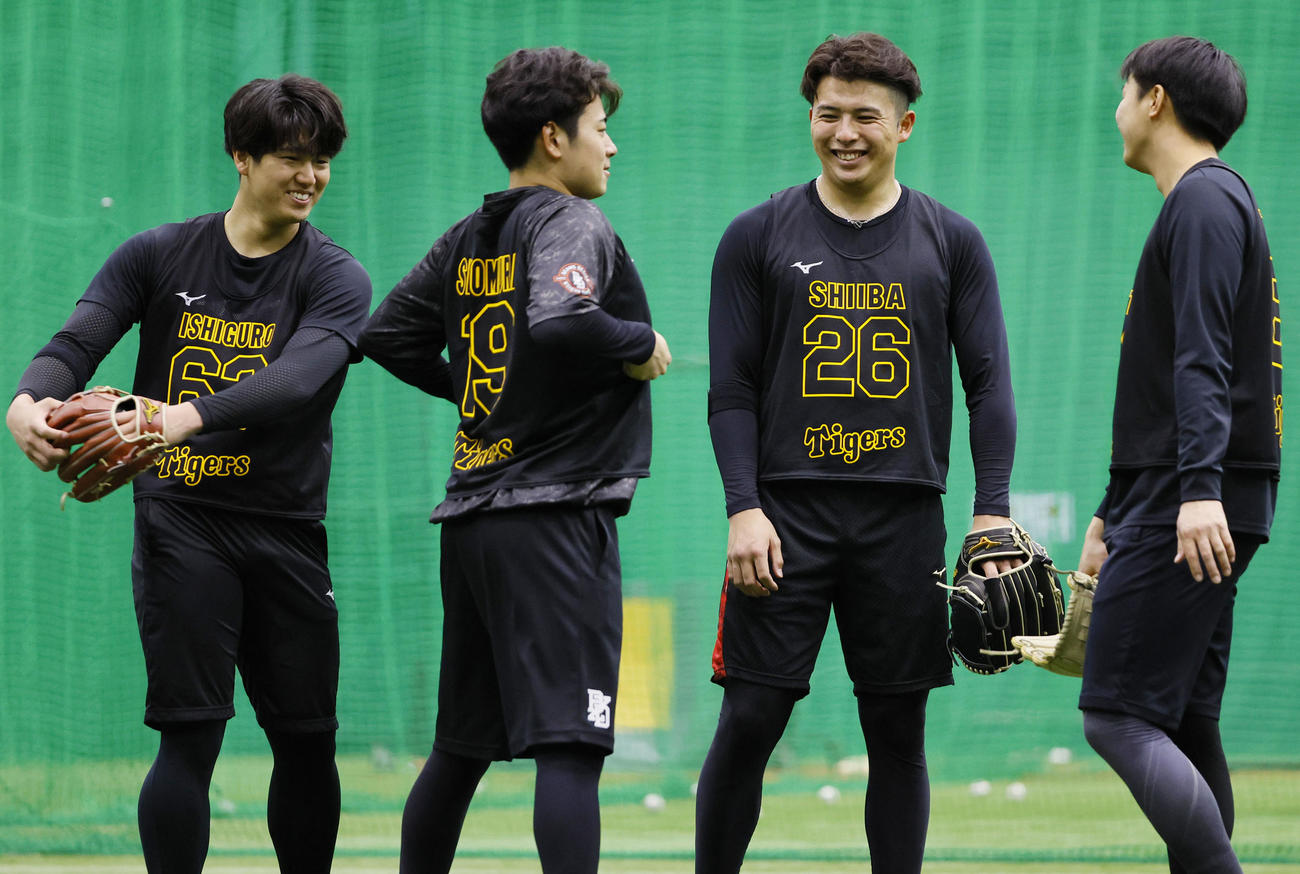練習の合間に談笑する（左から）石黒、下村、椎葉、津田（撮影・藤尾明華）