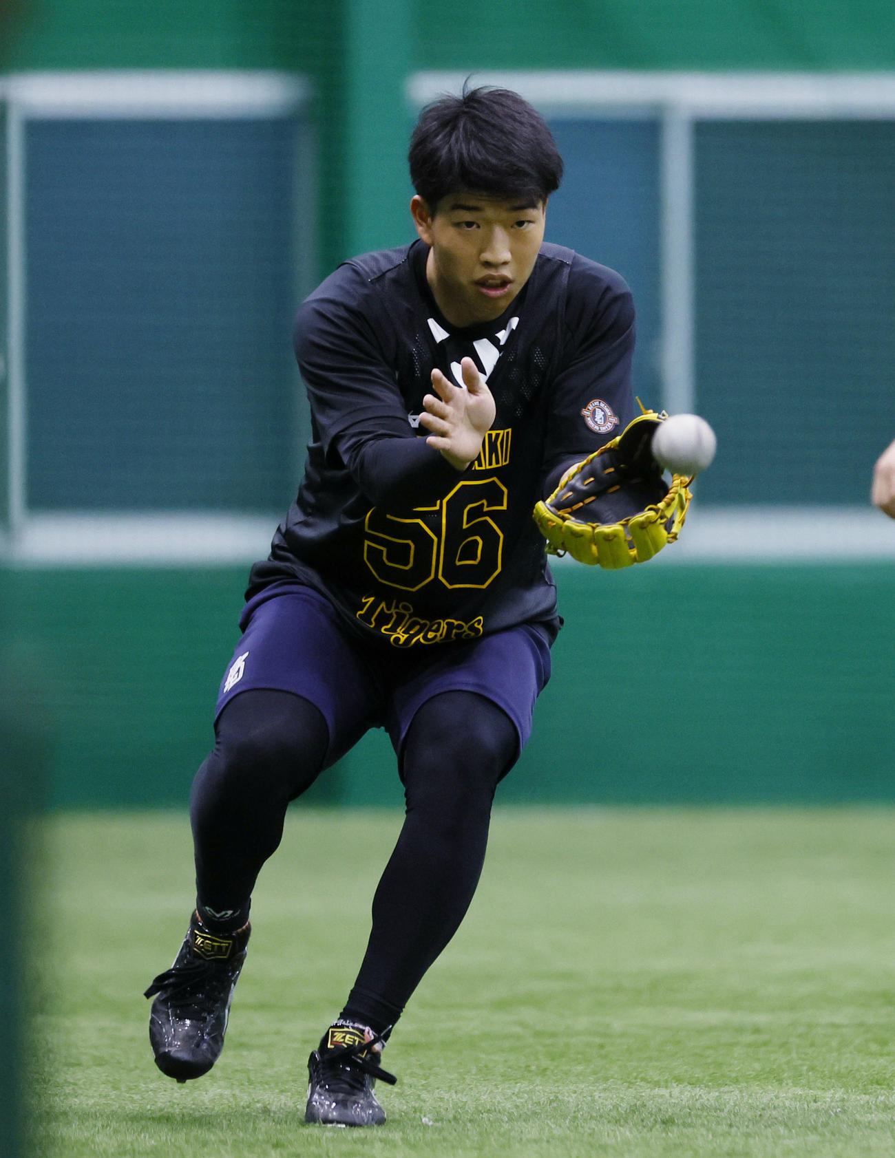 ノックを受ける百崎（撮影・藤尾明華）