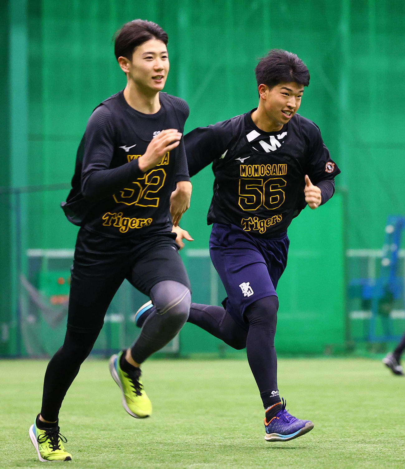 インターバル走をする百崎（右）と山田（撮影・藤尾明華）