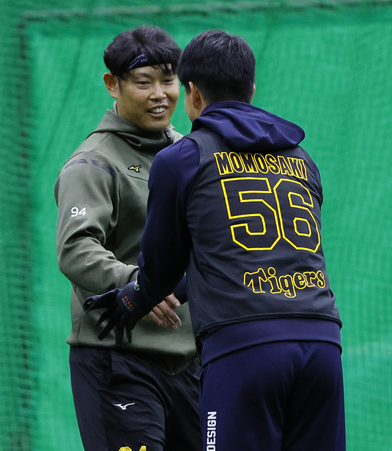 百崎と握手を交わす原口（左）（撮影・藤尾明華）