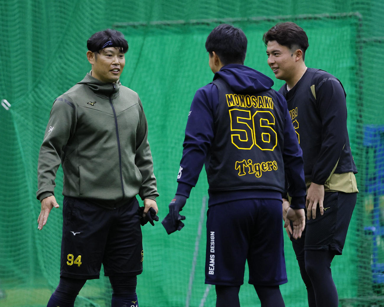 椎葉（右）と百崎とあいさつする原口（左）（撮影・藤尾明華）