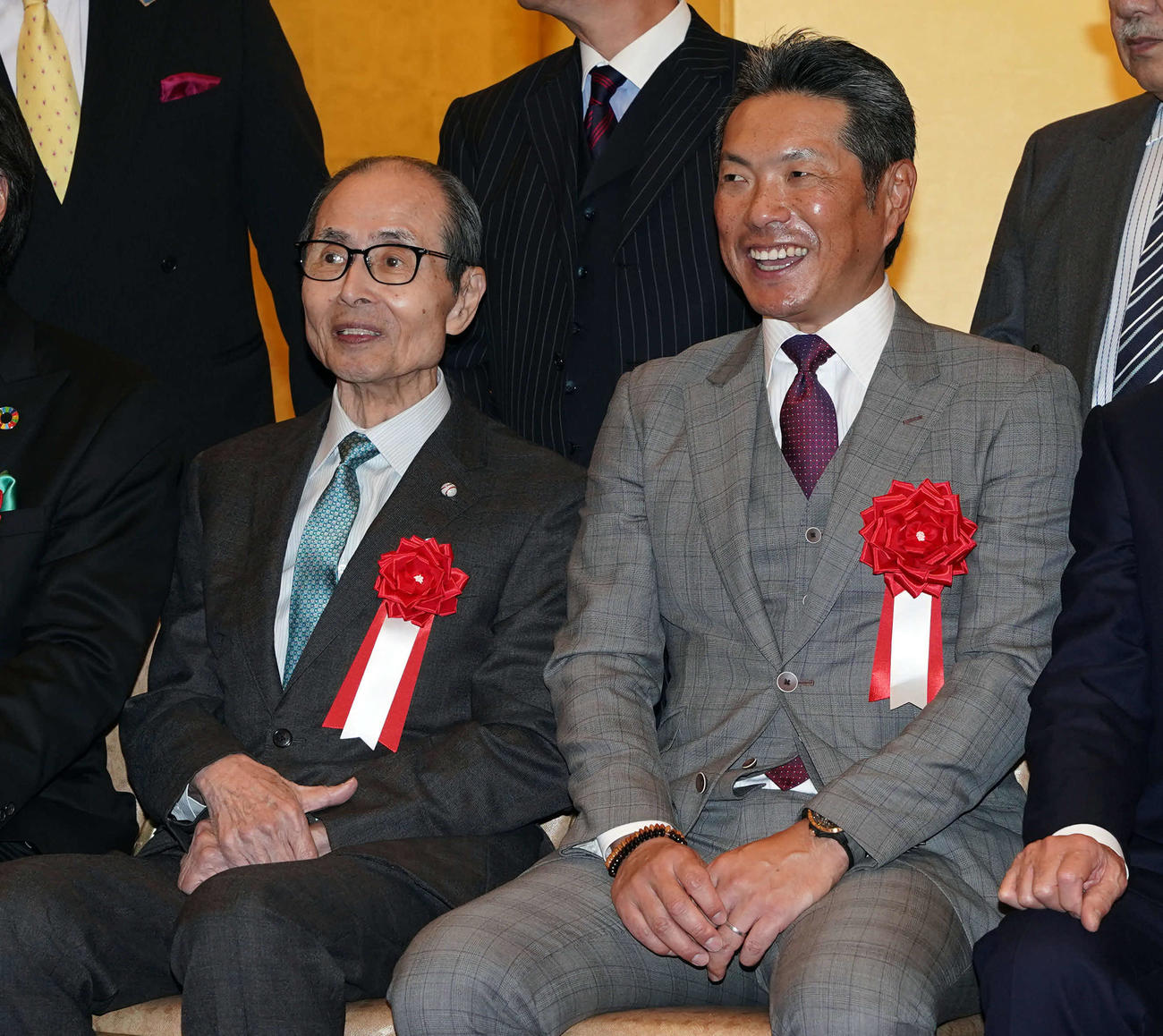 王会長（左）と笑顔を見せるソフトバンク小久保監督（撮影・たえ見朱実）