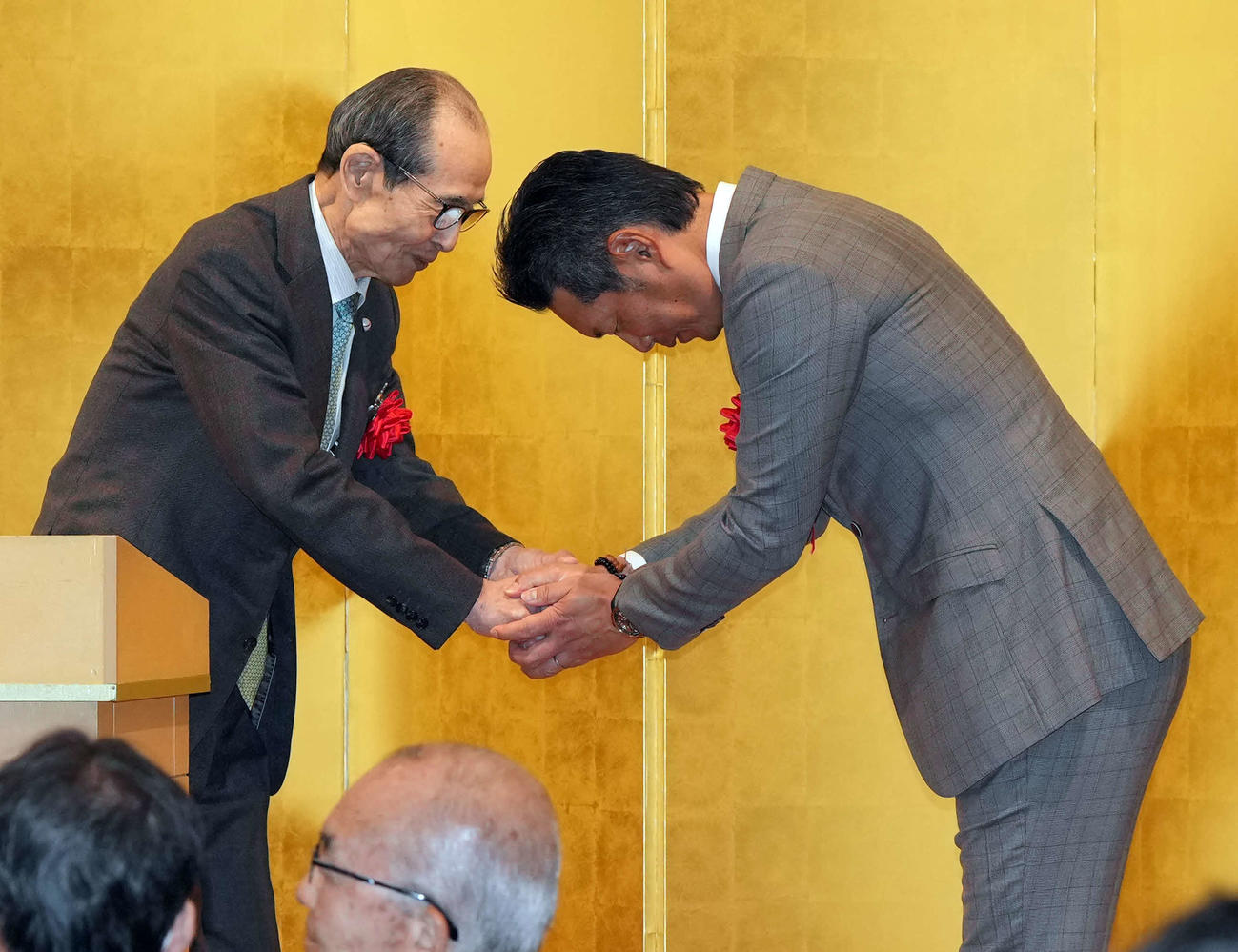 ソフトバンク王球団会長（左）と握手を交わす小久保監督（撮影・たえ見朱実）