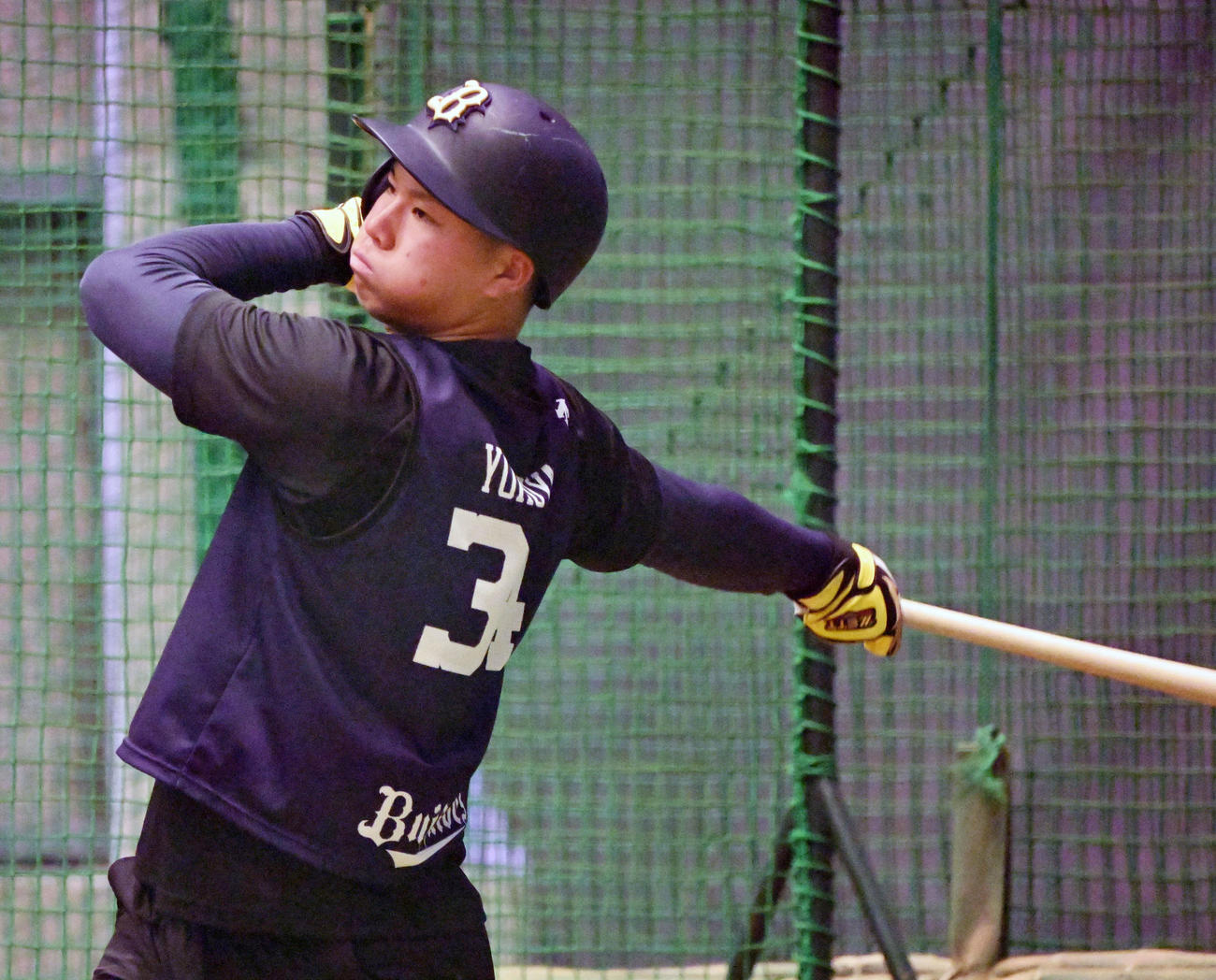 室内練習場でフリー打撃を行うオリックス横山聖（撮影・和賀正仁）