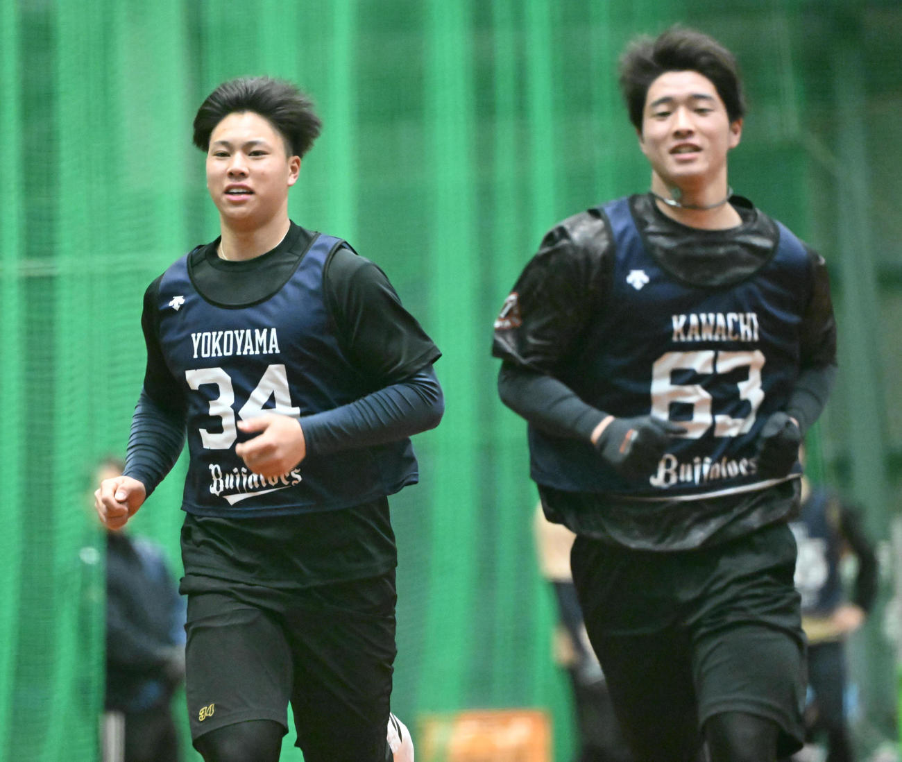 室内練習場でインターバル走を行うオリックス横山聖（左）と河内（撮影・和賀正仁）
