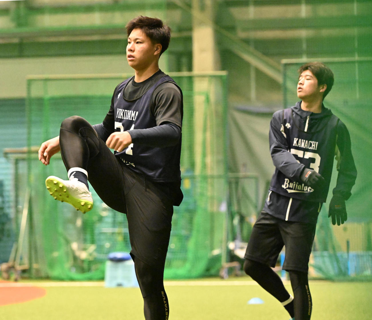 室内練習場でウオームアップするオリックス横山聖（左）と河内（撮影・和賀正仁）