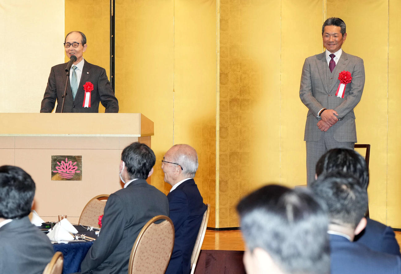 小久保裕紀監督を激励するソフトバンク王会長（左）（撮影・たえ見朱実）