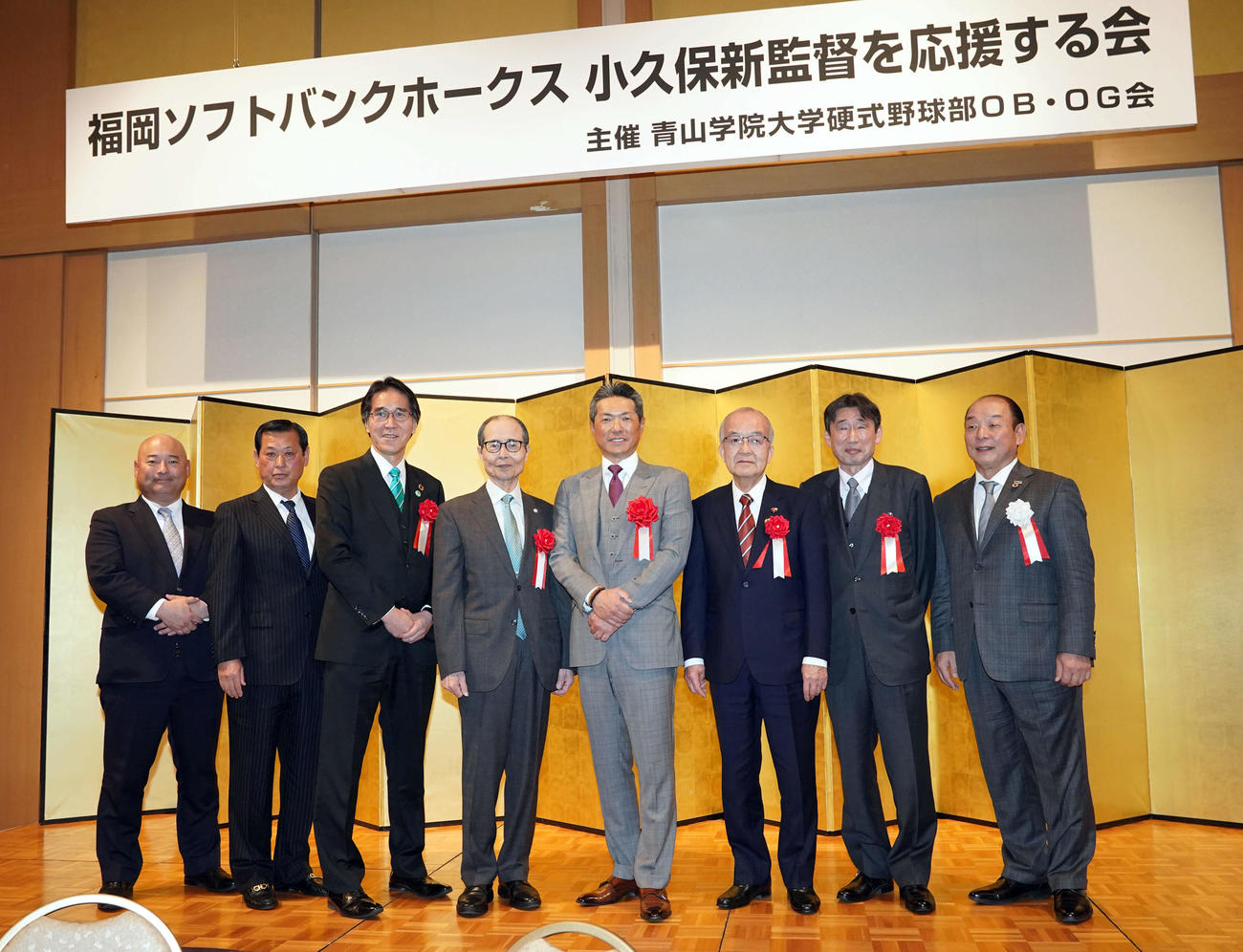 笑顔で記念撮影に納まるソフトバンク小久保裕紀監督（中央右）。左から青学大・安藤監督、青学大・河原井前監督、山本青山学院院長、ソフトバンク王球団会長、1人おいて堀田青山学院理事長、稲積青学大学長、吉田青学大OB・OG会長（撮影・たえ見朱実）