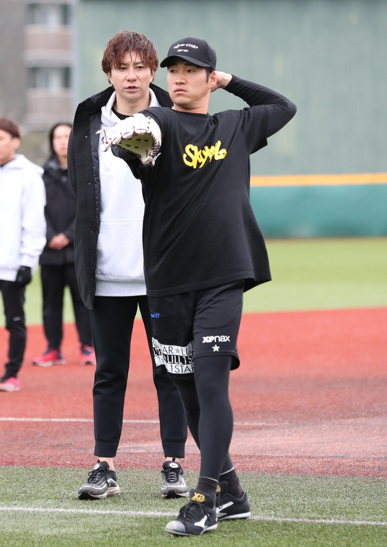 選手にアドバイスをする馬原氏、手前は岩田（撮影・梅根麻紀）
