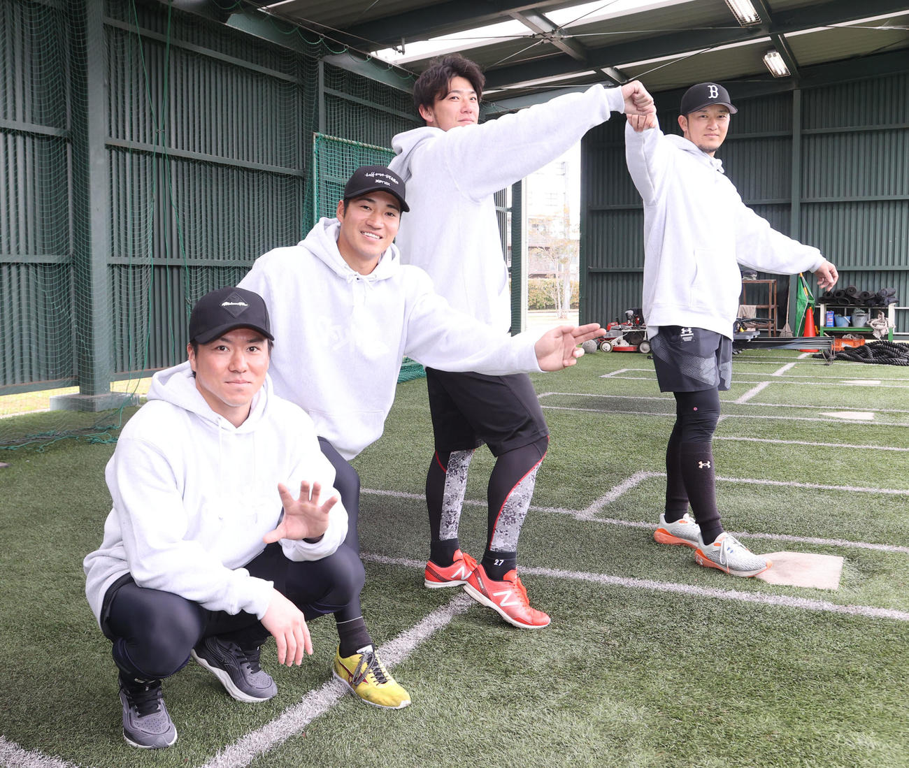 記念撮影に納まる長坂、岩田、伊藤将、岩貞（撮影・梅根麻紀）