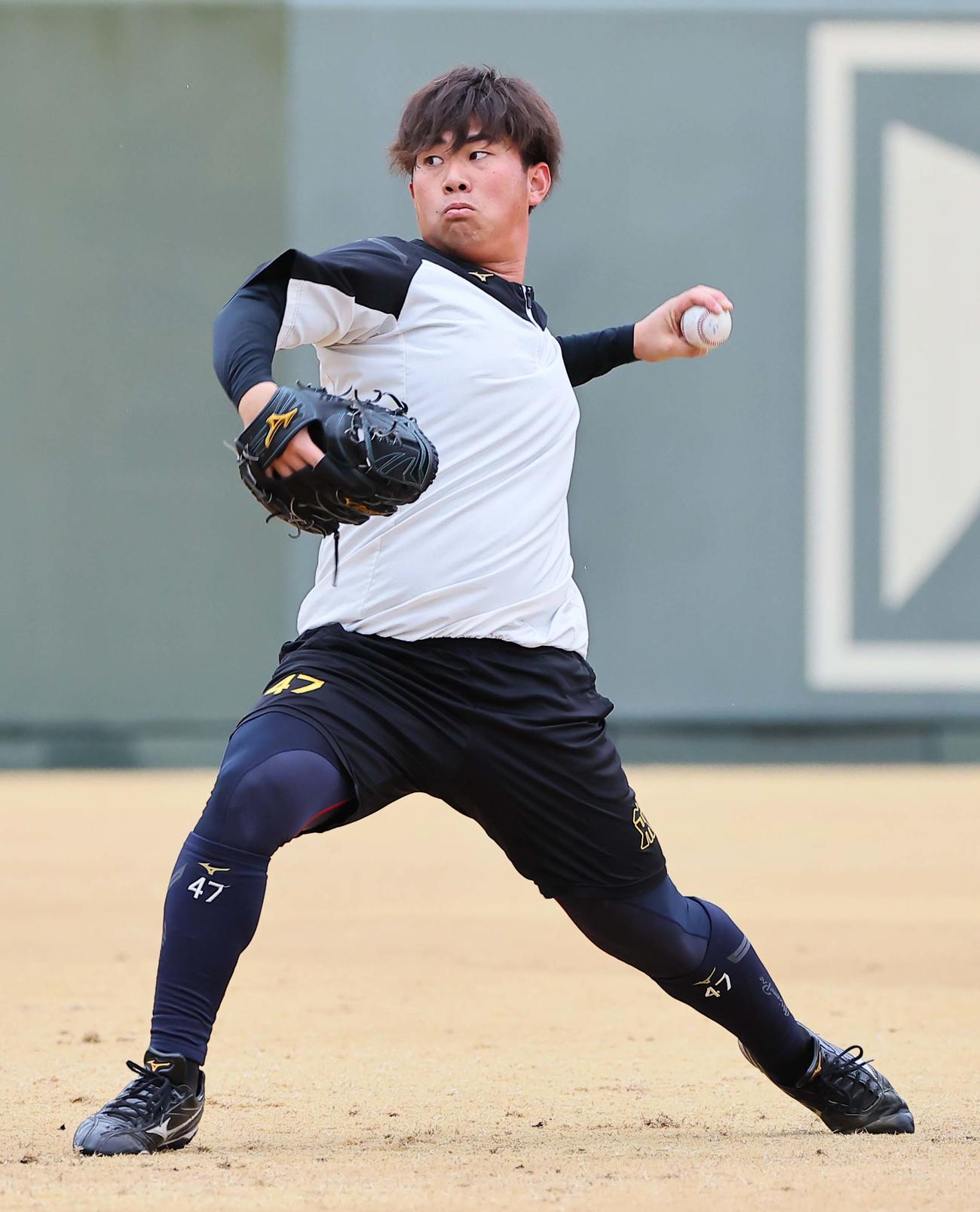 キャッチボールをする桐敷（撮影・上田博志）
