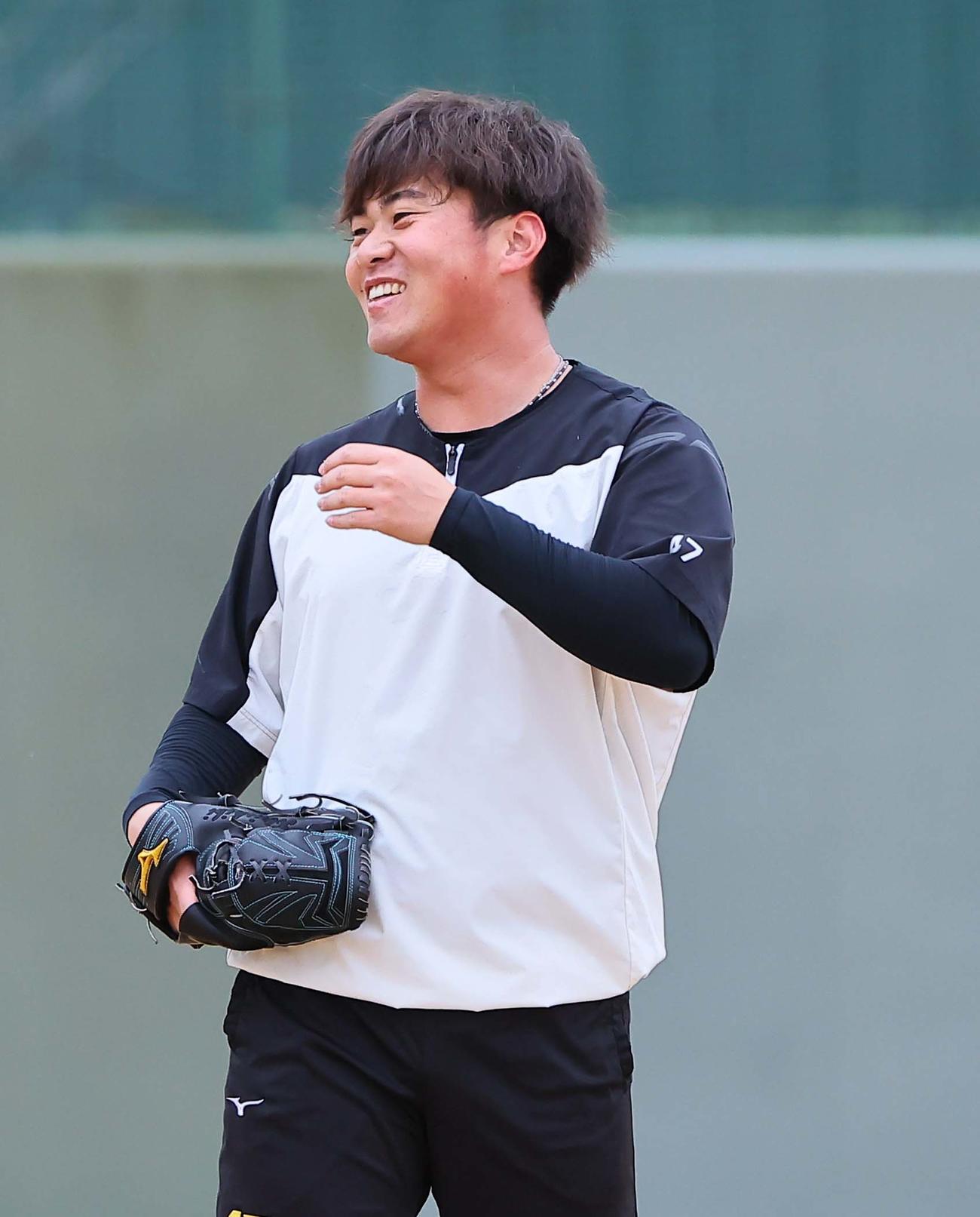 練習で笑顔を見せる桐敷（撮影・上田博志）