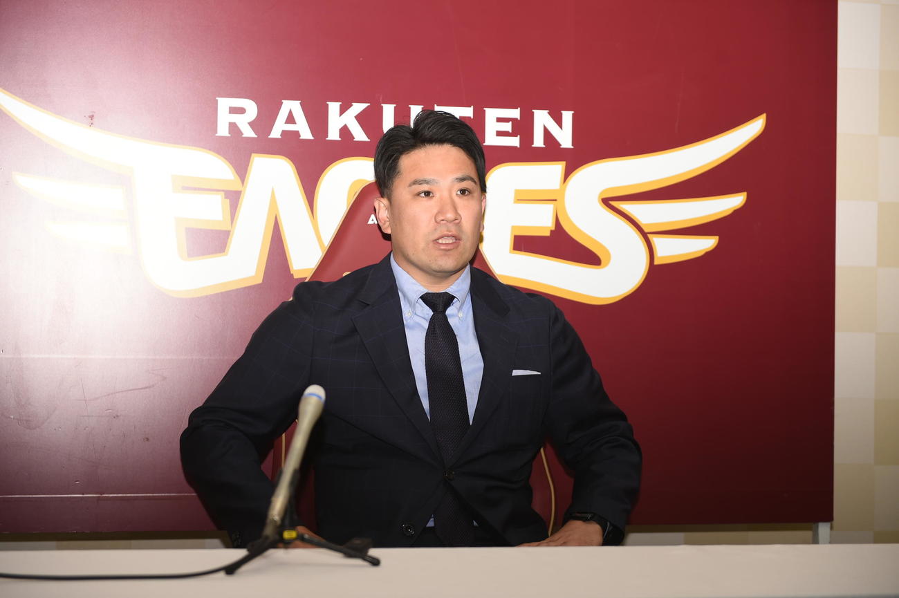 契約更改交渉を終えて取材対応する楽天田中将（撮影・山田愛斗）