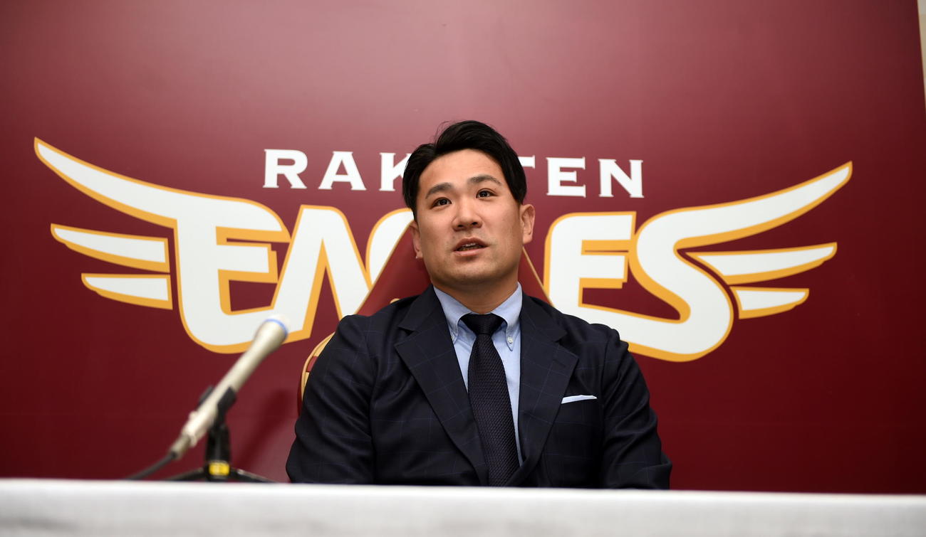 契約更改交渉を終えて取材対応する楽天田中将（撮影・山田愛斗）