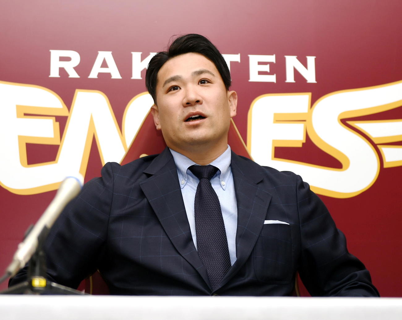 契約更改交渉を終えて取材対応する楽天田中将（撮影・山田愛斗）