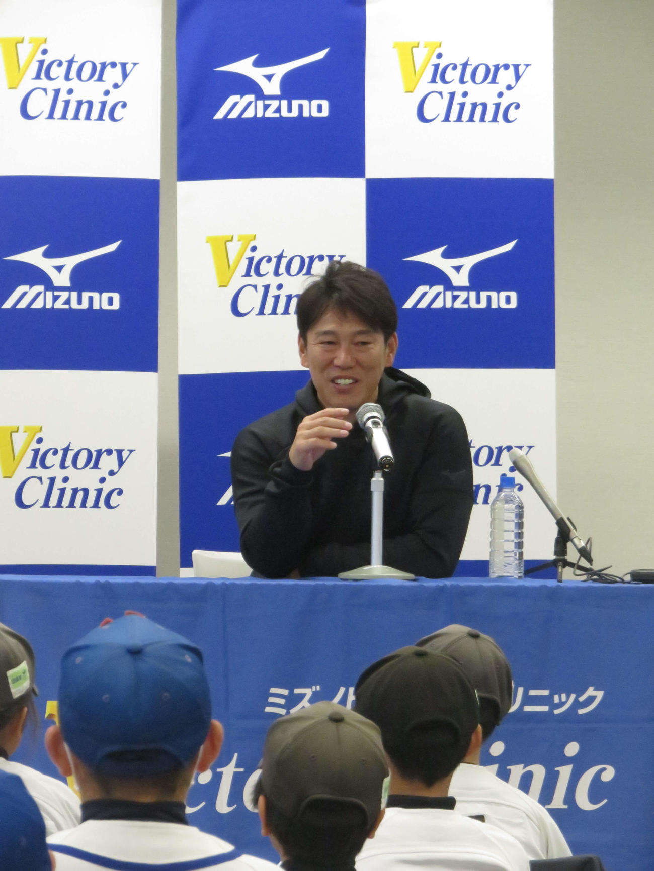 野球教室で講義を行う侍ジャパン井端監督