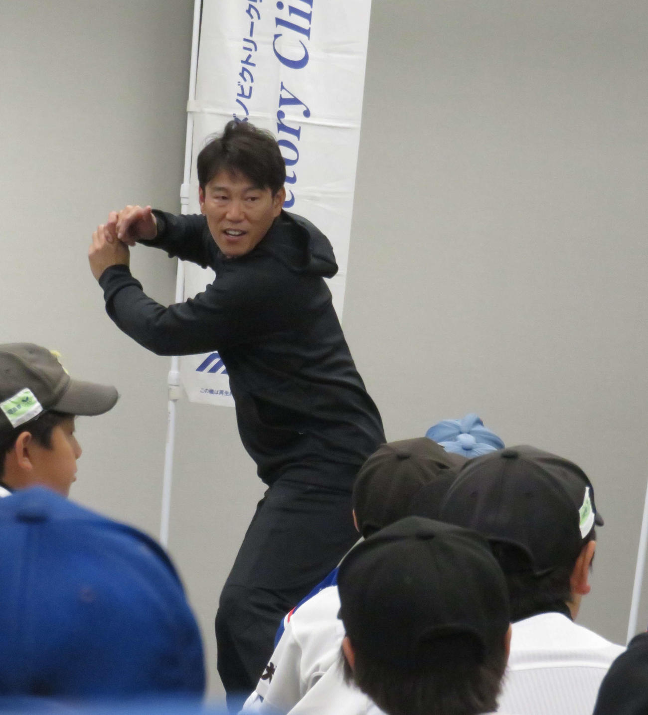打撃について教える侍ジャパン井端監督