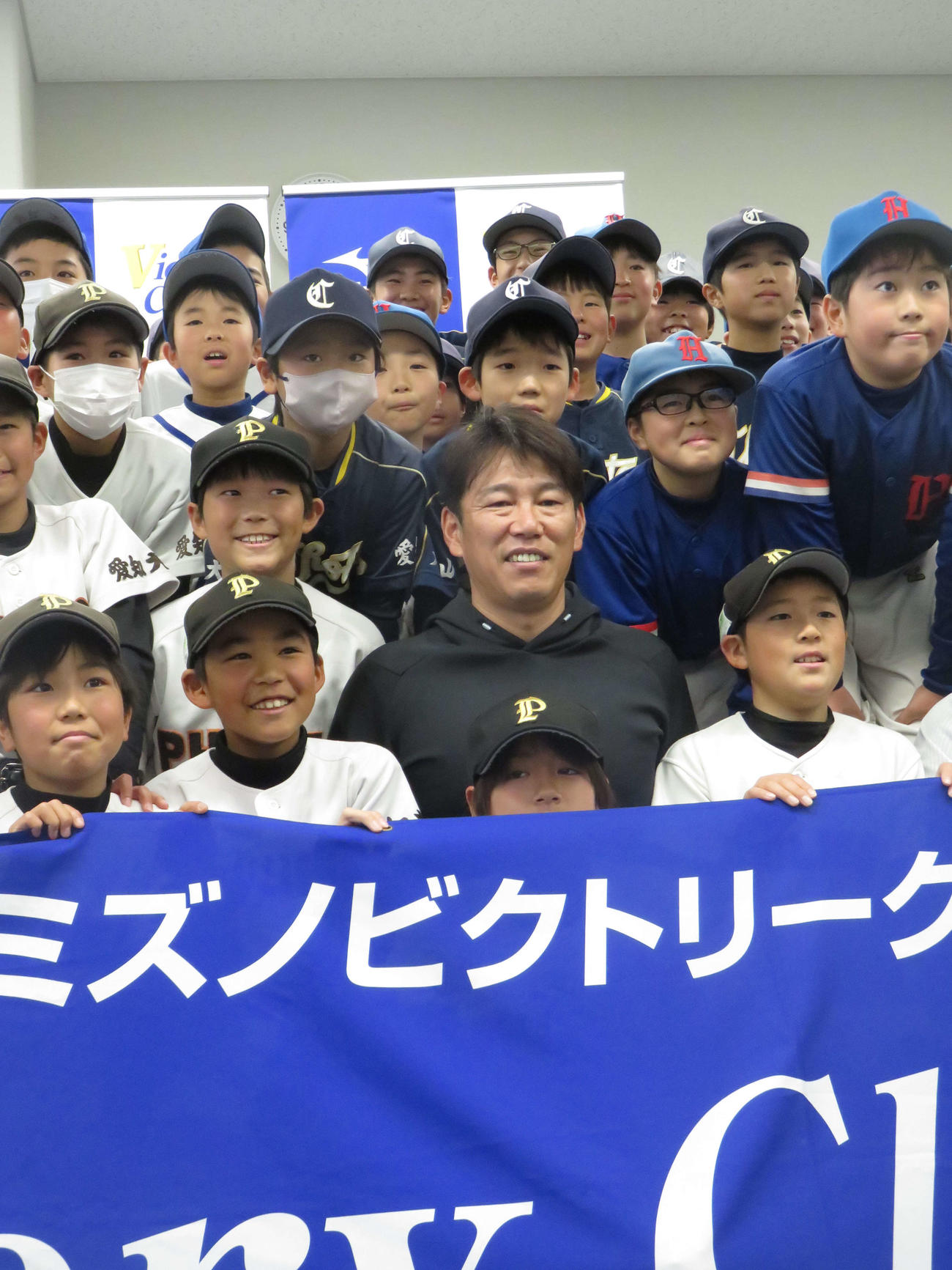 集合写真に納まる侍ジャパン井端監督