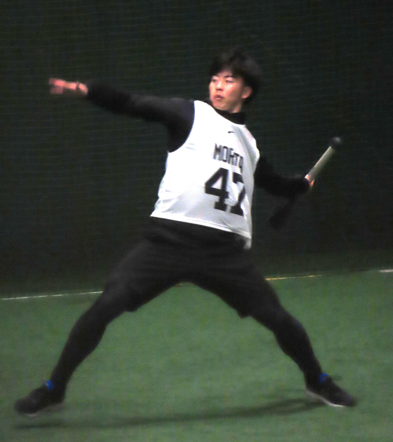 「やり投げトレ」を行う巨人森田（撮影・黒須亮）