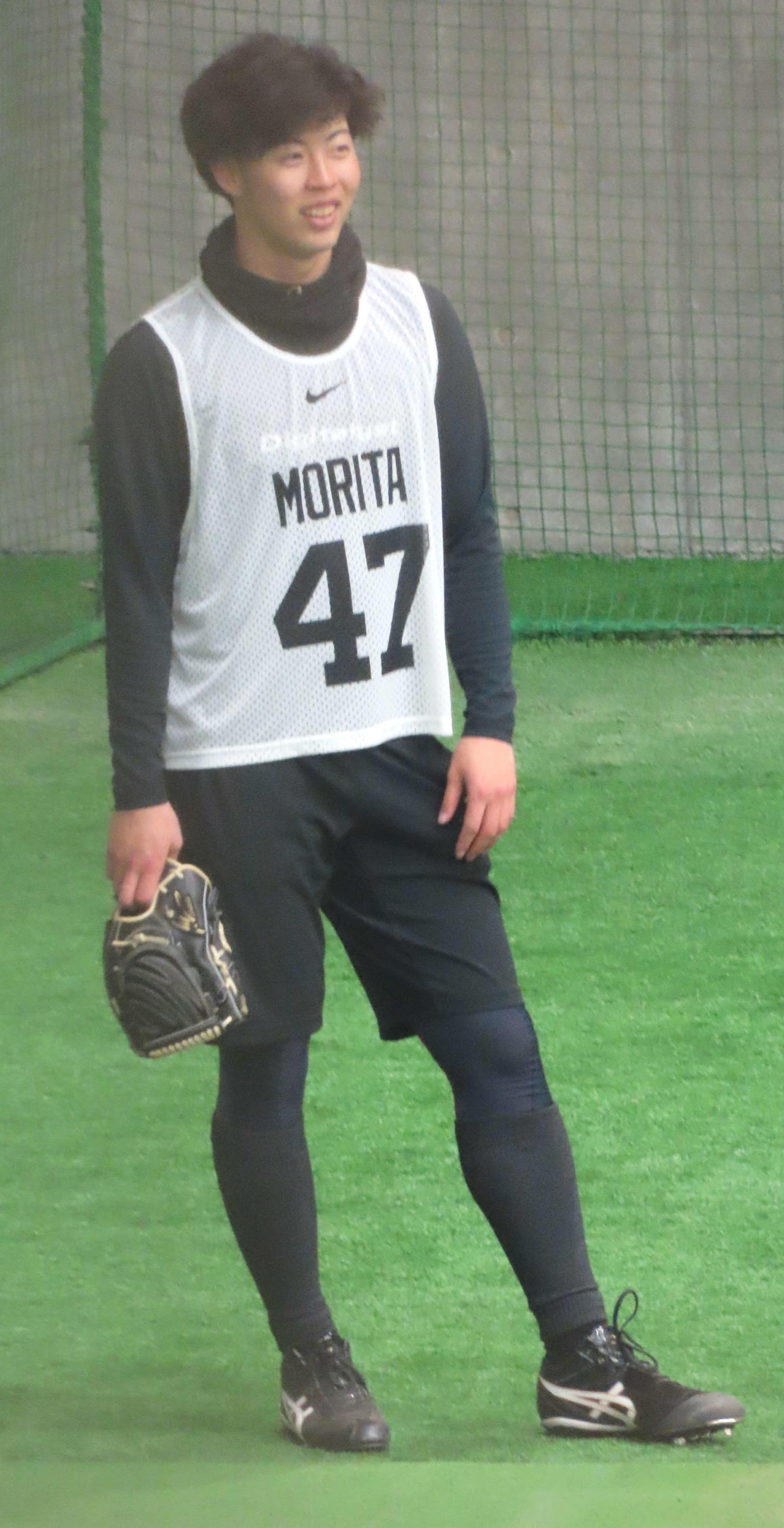 新人合同自主トレで笑顔を見せる巨人森田（撮影・黒須亮）