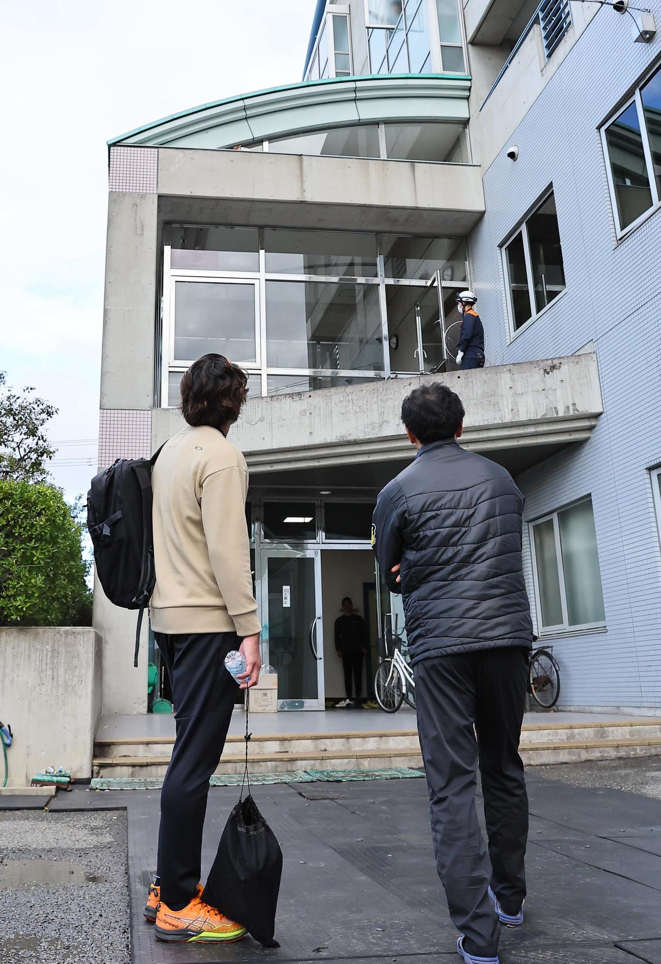 藤浪（左）は3階部分で動けなくなった猫を心配そうに見つめる（撮影・上田博志）