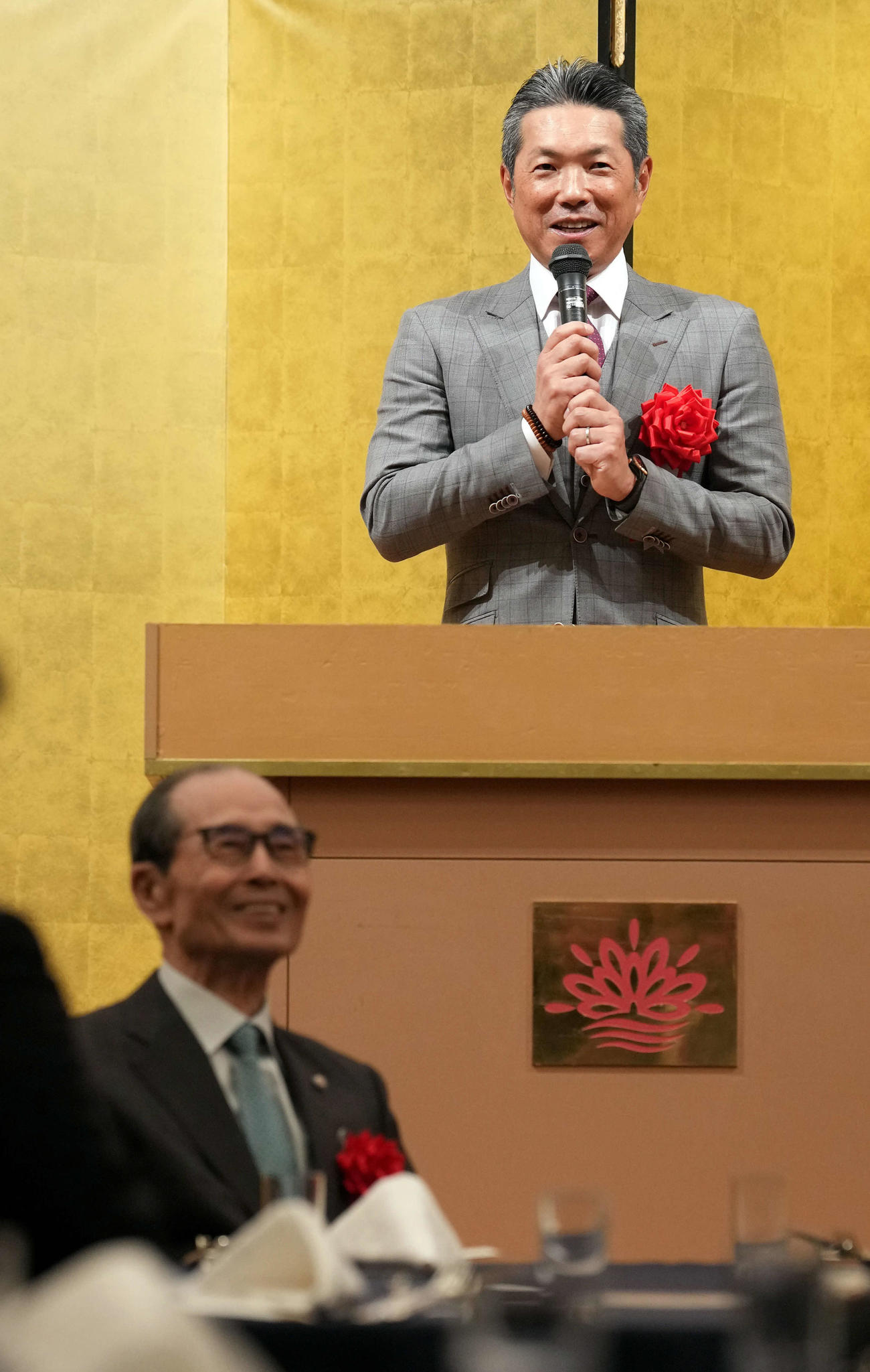 王会長（左）の前で決意表明をするソフトバンク小久保監督（撮影・たえ見朱実）