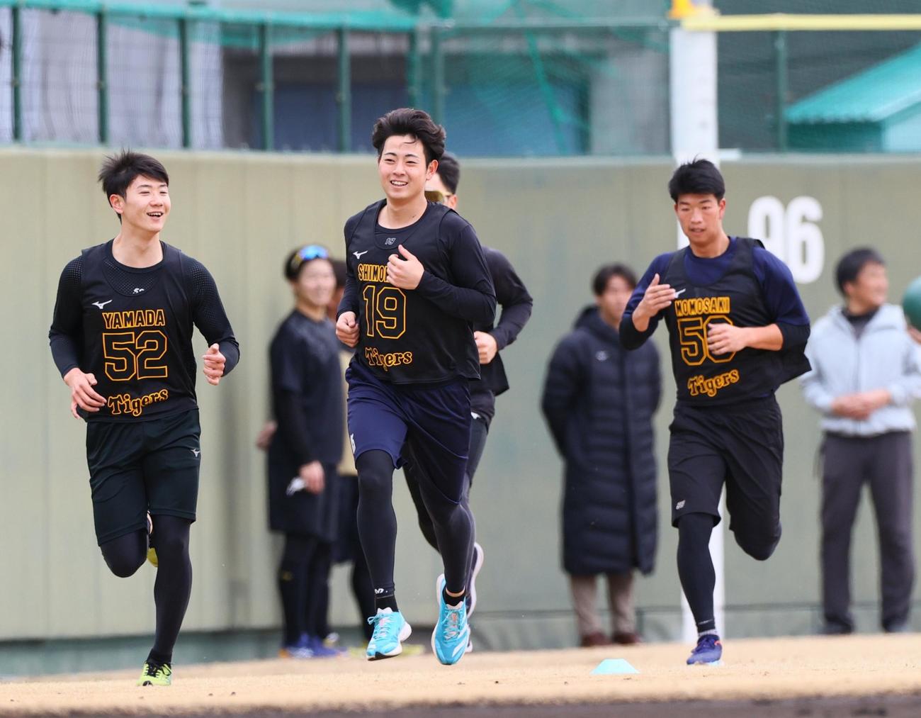 3000メートル走する阪神下村（手前）ら新人たち（撮影・上山淳一）