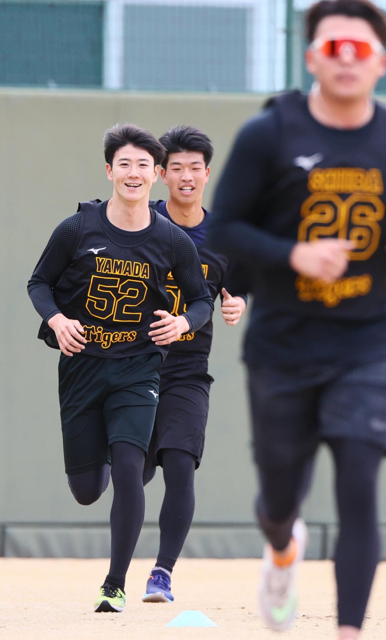 3000メートル走する、左から阪神山田、百崎、椎葉（撮影・上山淳一）