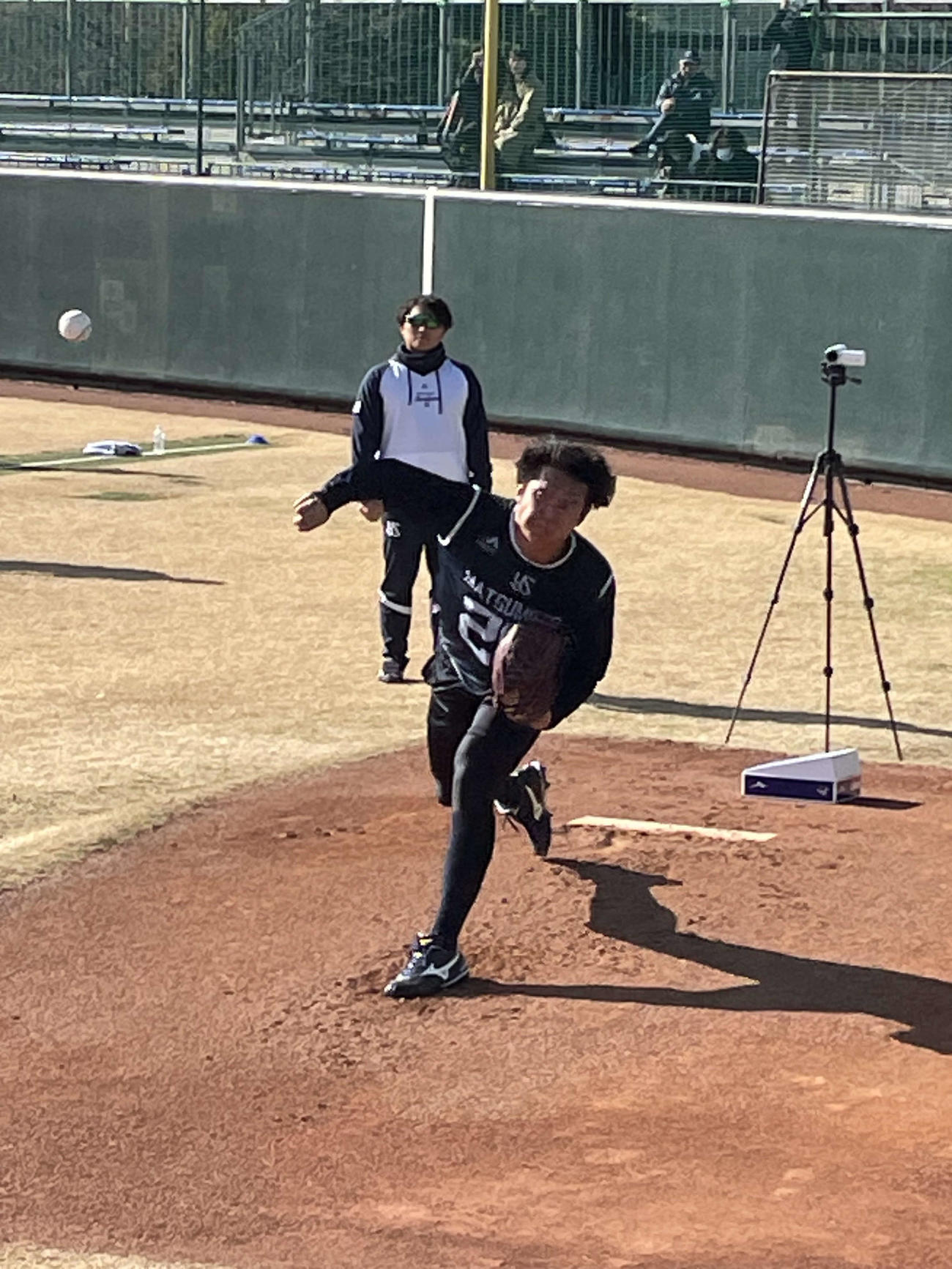 新人合同自主トレでブルペン入りしたヤクルトのドラフト2位松本