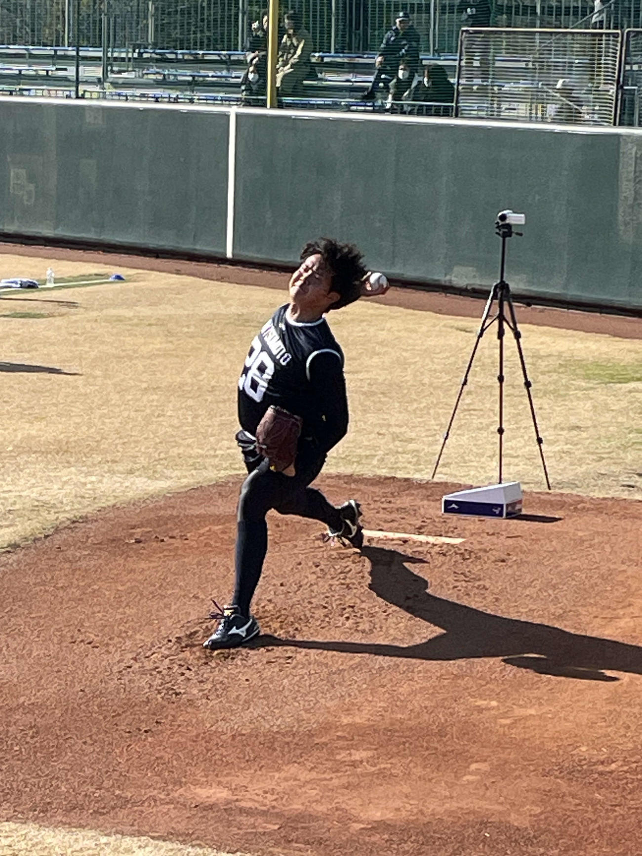 新人合同自主トレでブルペン入りしたヤクルトのドラフト2位松本