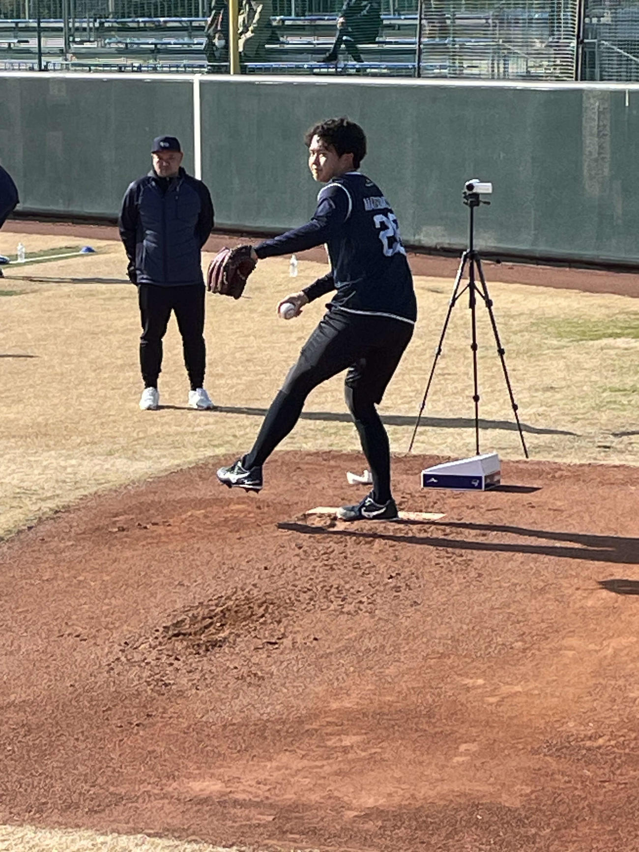 新人合同自主トレでブルペン入りしたヤクルトのドラフト2位松本