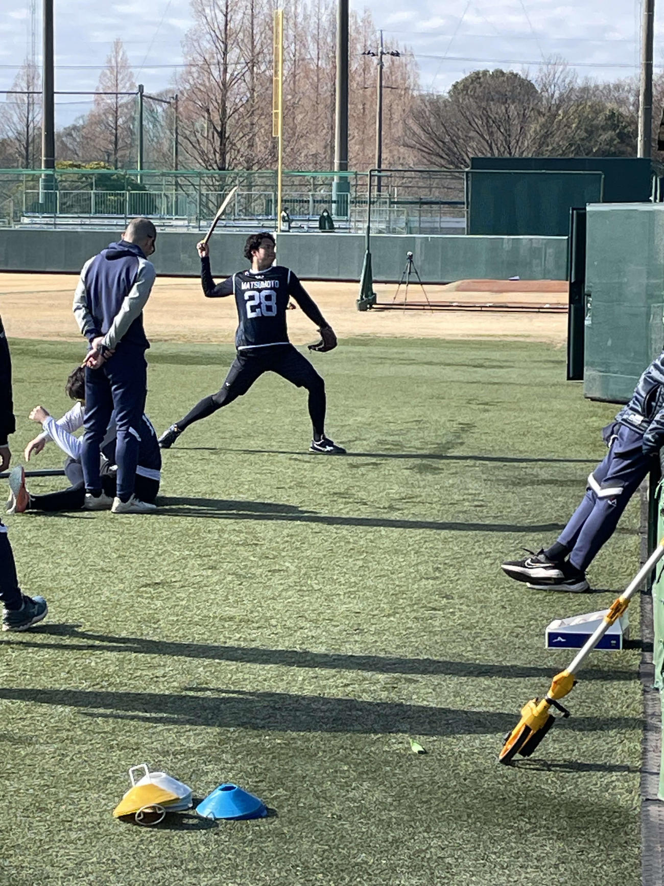 新人合同自主トレでブルペン前に、折れたバットでシャドーピッチングするヤクルトのドラフト2位松本