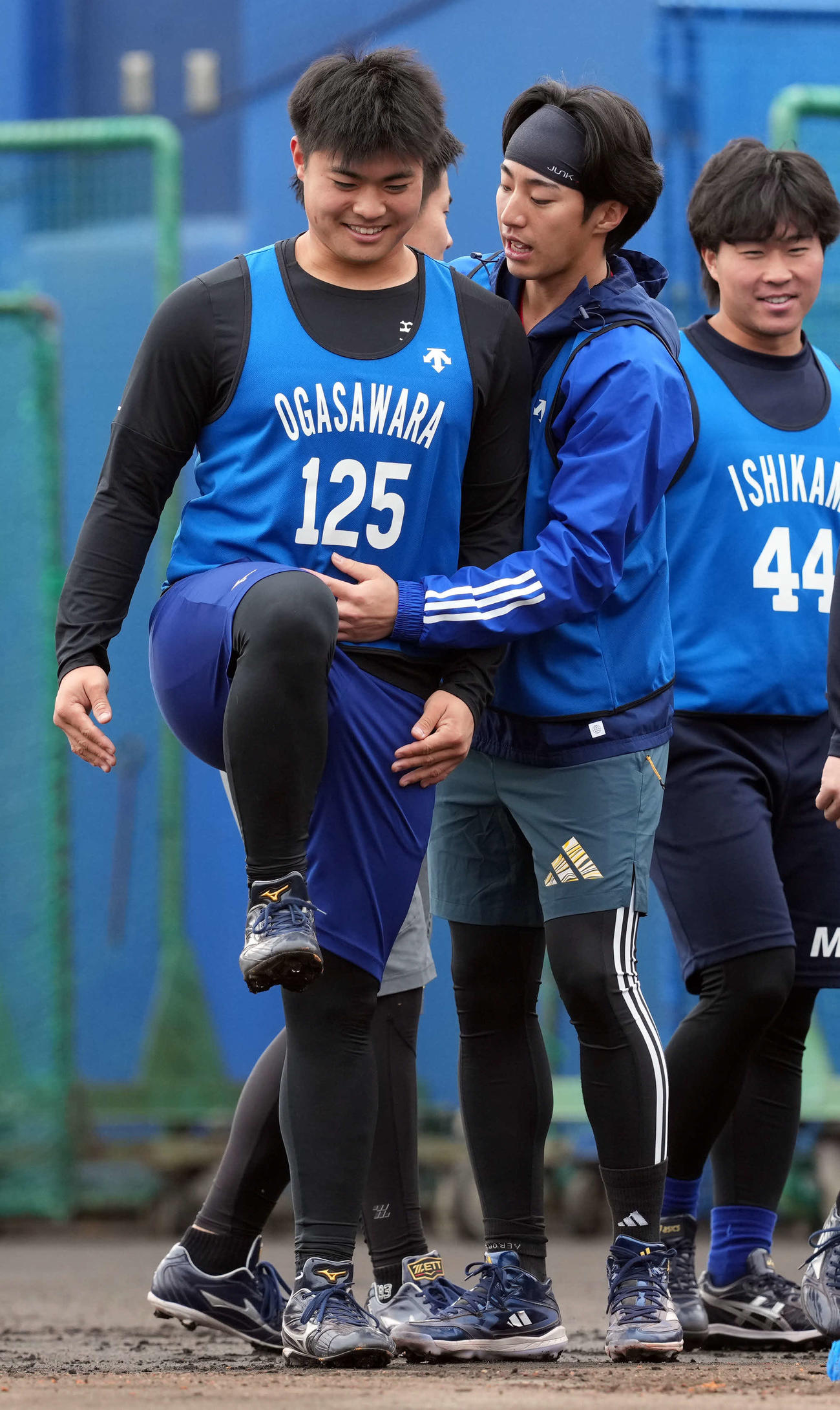 育成ドラフト3位の小笠原（左）にアドバイスをするDeNAドラフト1位の度会（撮影・たえ見朱実）