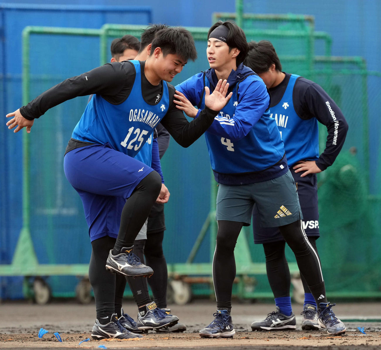 育成ドラフト3位の小笠原（左）にアドバイスをするDeNAドラフト1位の度会（撮影・たえ見朱実）