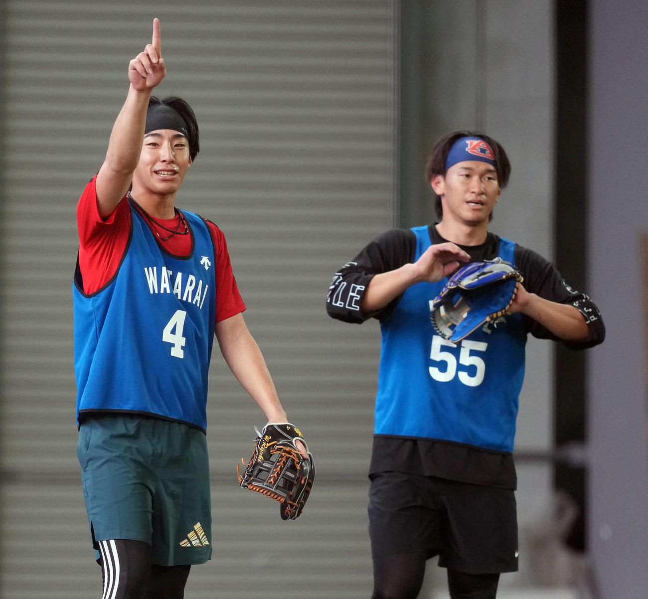 守備練習でポーズを決めるDeNAドラフト1位の度会。右は6位の井上（撮影・たえ見朱実）