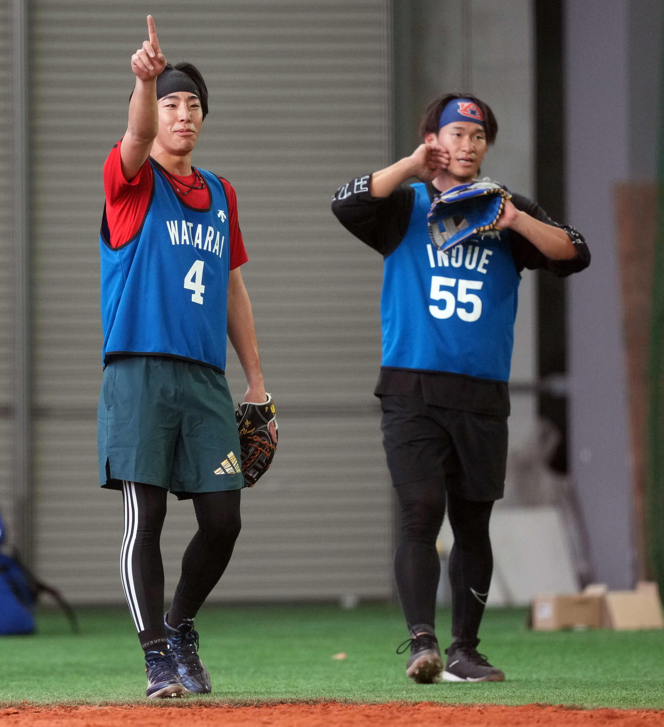 守備練習でポーズを決めるDeNAドラフト1位の度会。右は6位の井上（撮影・たえ見朱実）