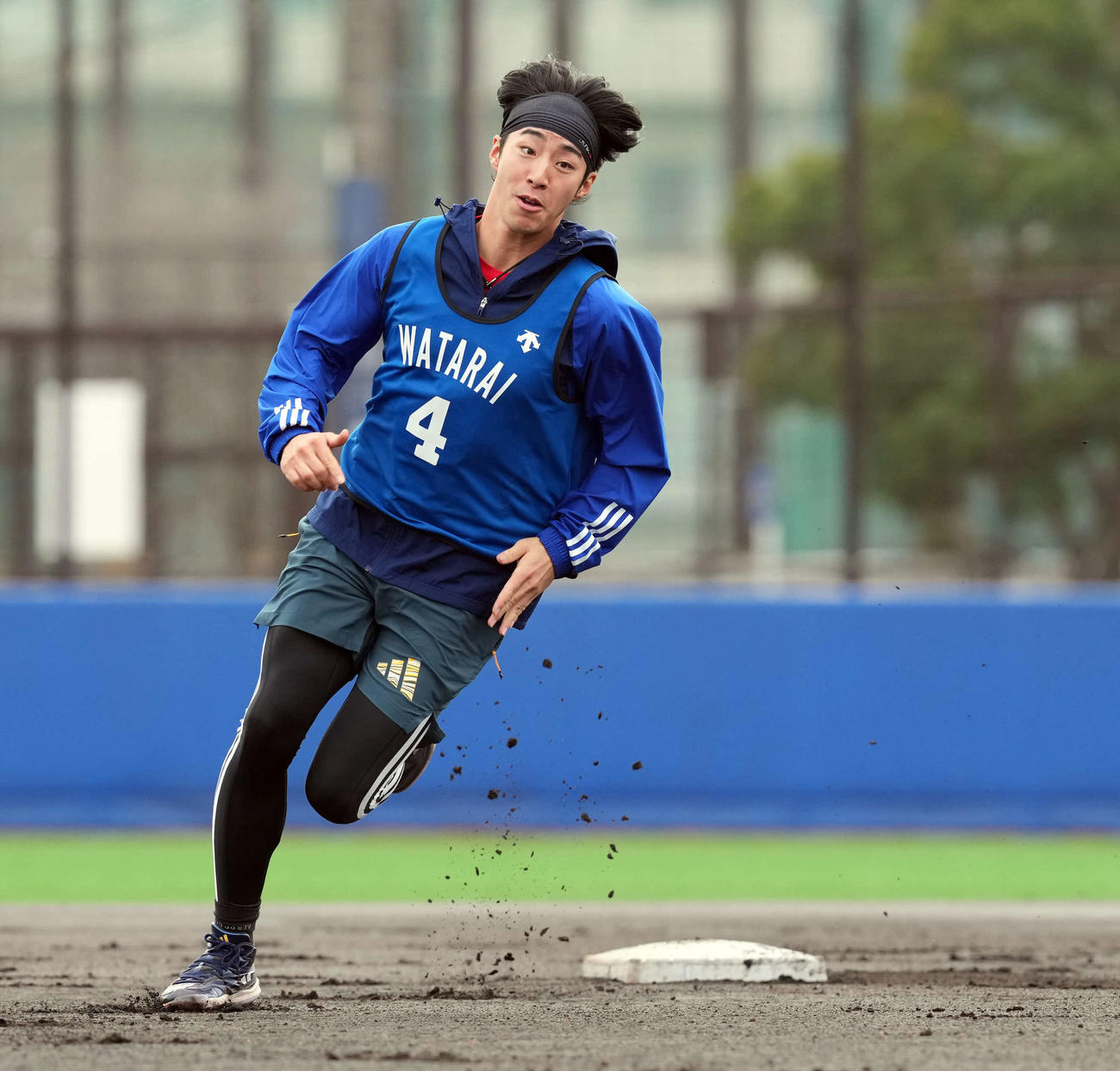 ベースランニングで軽快な走りを見せるDeNAドラフト1位の度会（撮影・たえ見朱実）