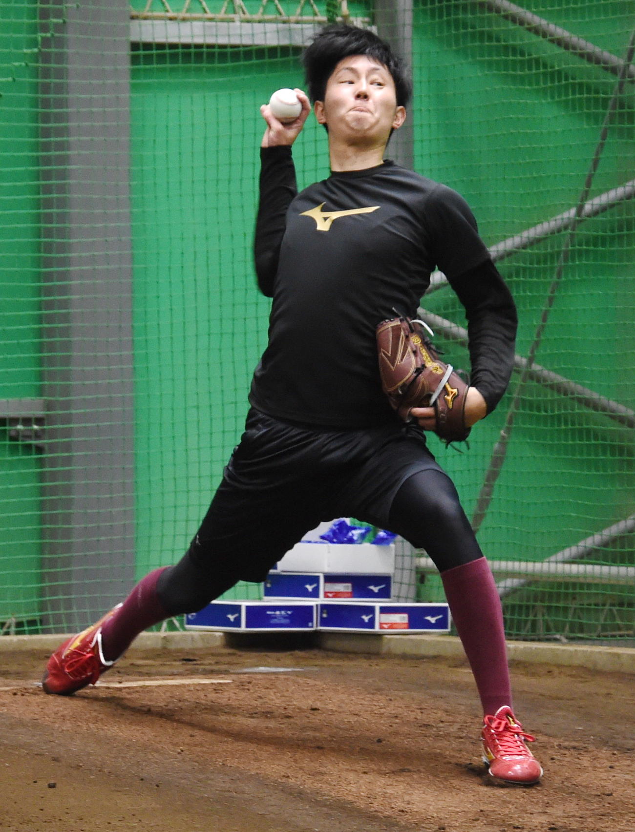 4度目のブルペンに入った楽天ドラフト5位・松田（撮影・山田愛斗）
