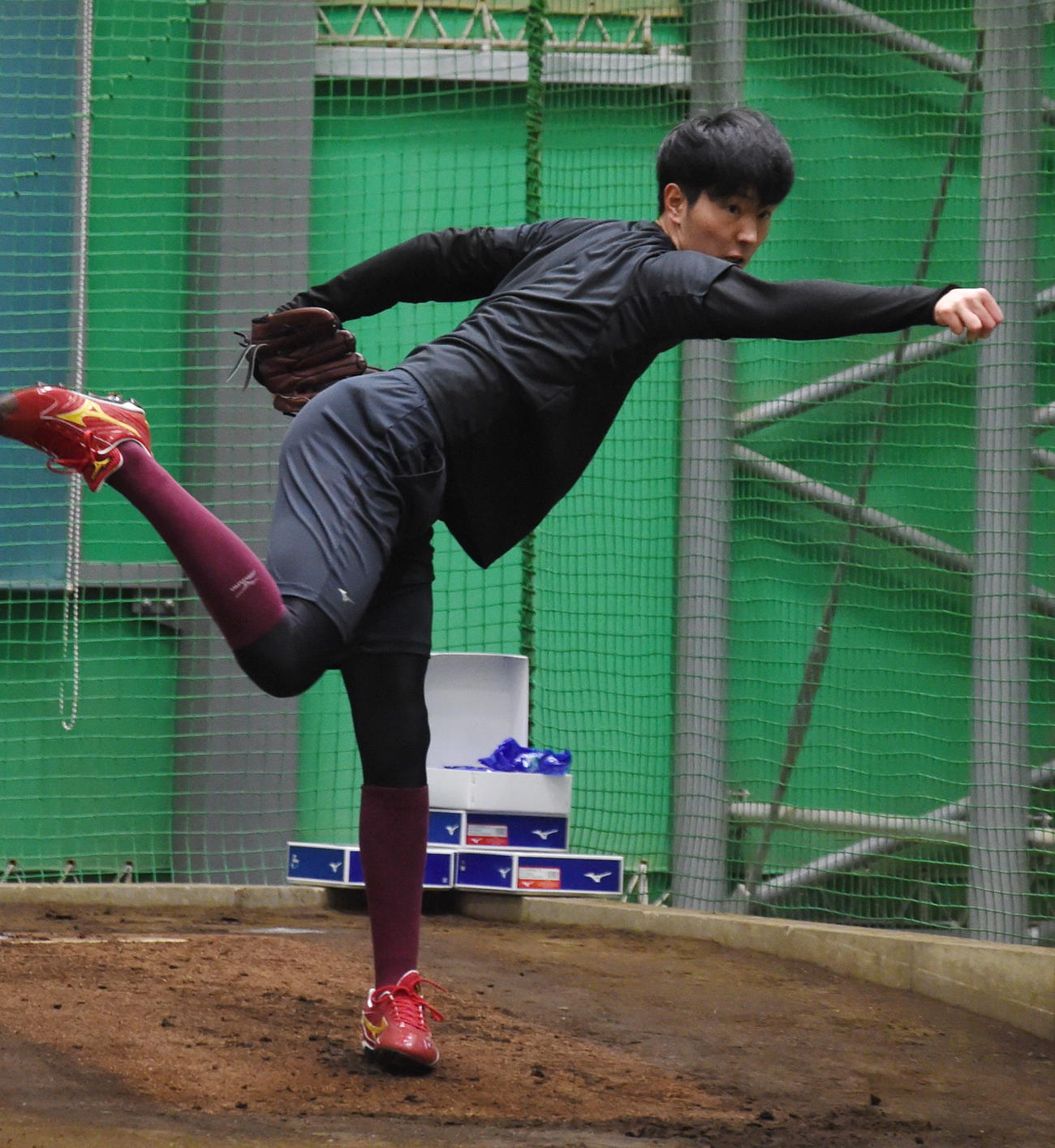 4度目のブルペンに入った楽天ドラフト5位・松田（撮影・山田愛斗）
