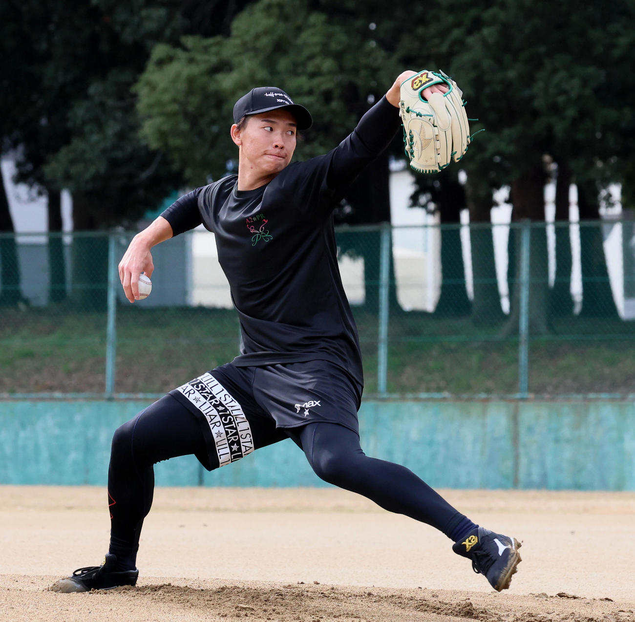 自主トレを公開した湯浅はマウンドから投球する（撮影・加藤哉）