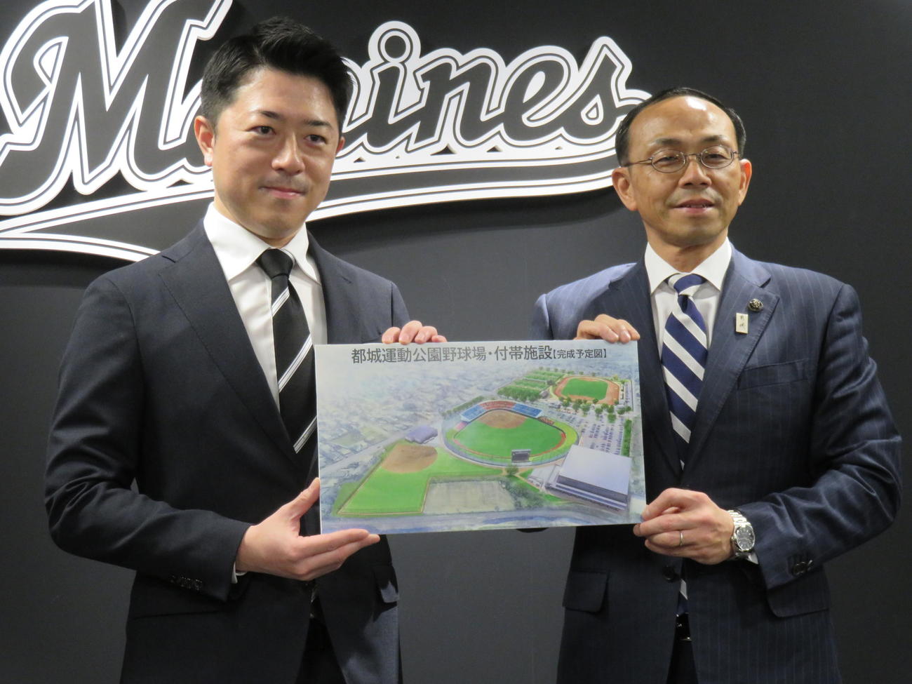 ZOZOマリンで会見を行ったロッテ高坂球団社長（左）と、宮崎・都城市の池田市長