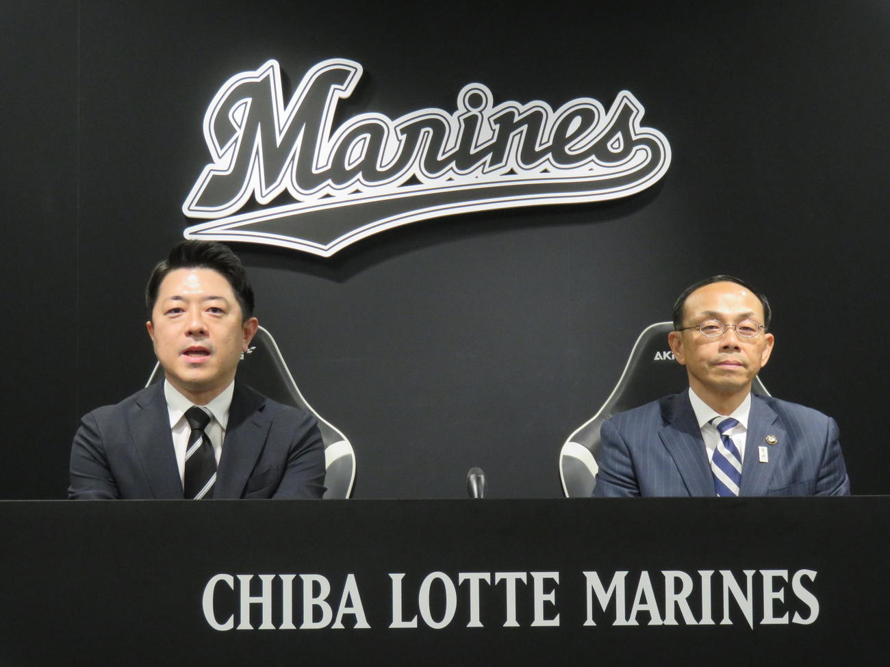 ZOZOマリンで会見を行ったロッテ高坂球団社長（左）と、宮崎・都城市の池田市長