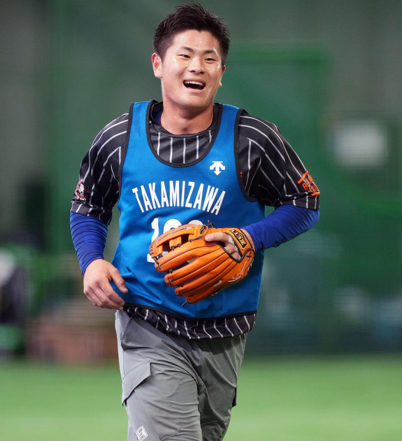 練習中、笑顔を見せるDeNA育成ドラフト1位の高見沢（撮影・たえ見朱実）