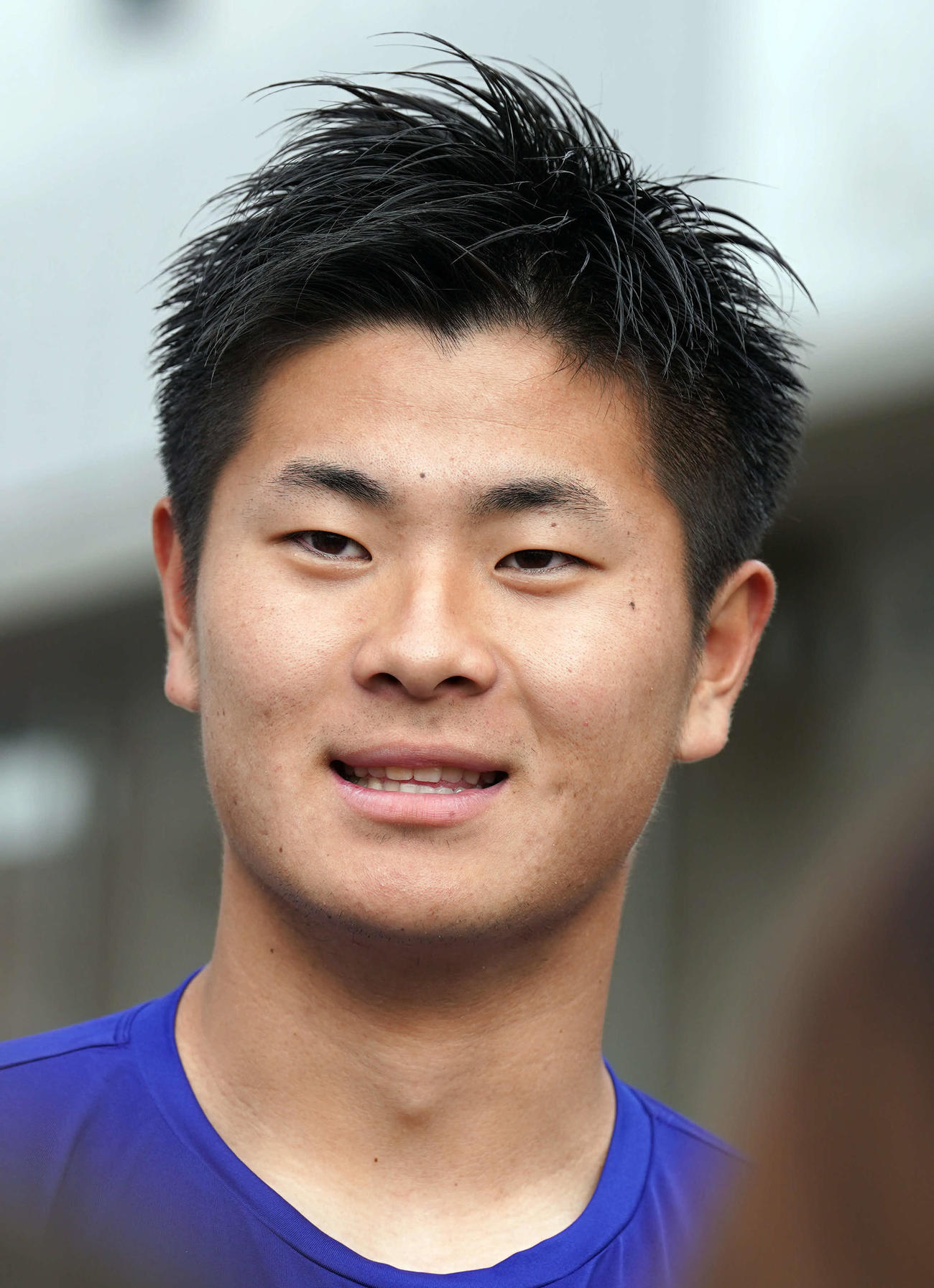 取材に応じるDeNA育成ドラフト1位の高見沢（撮影・たえ見朱実）