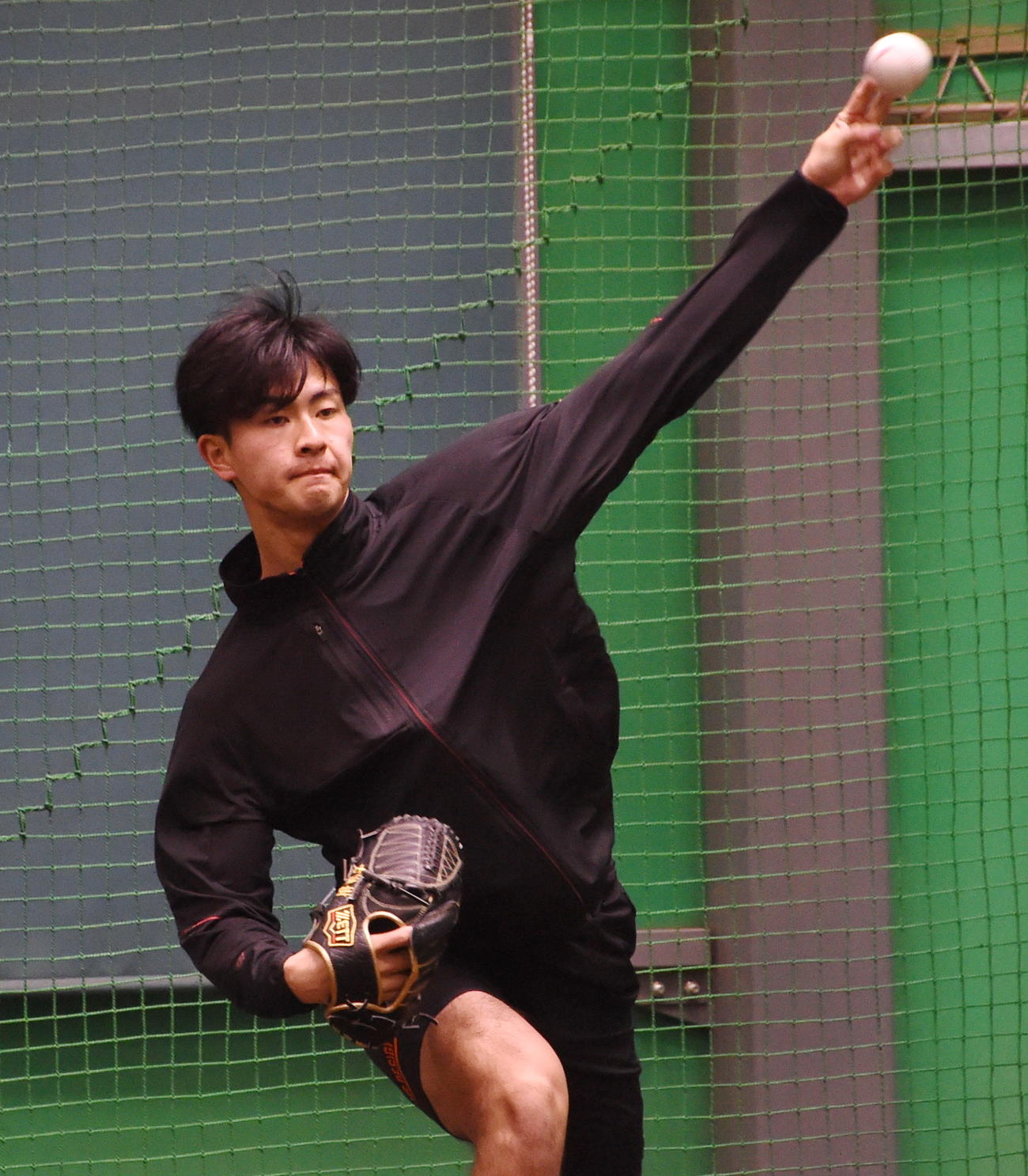 4度目のブルペンに入った楽天ドラフト1位・古謝（撮影・山田愛斗）