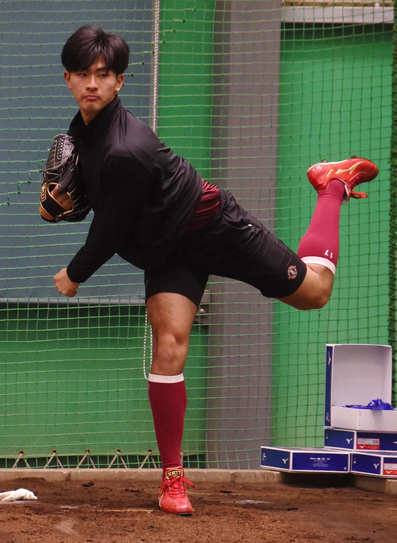 4度目のブルペンに入った楽天ドラフト1位・古謝（撮影・山田愛斗）