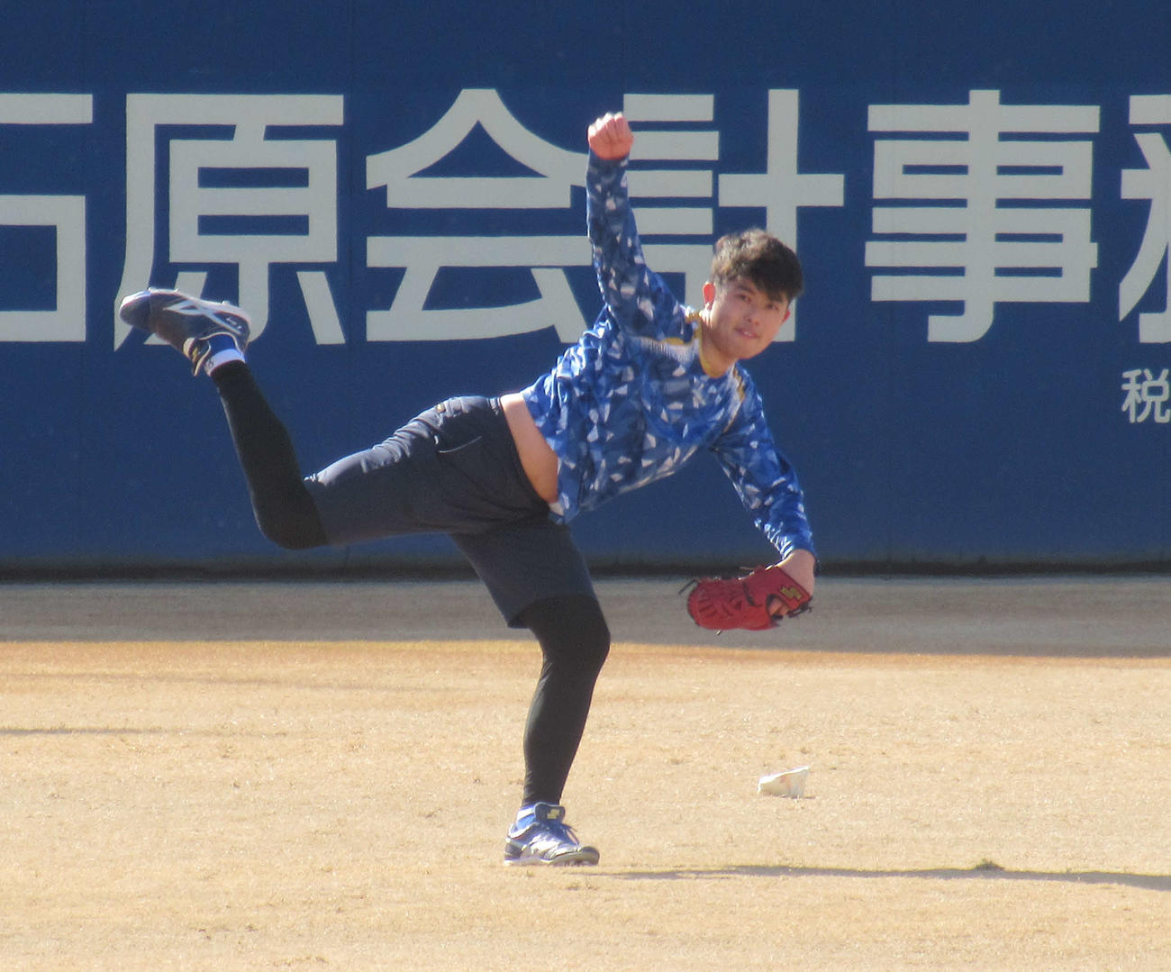 オリックス平野との自主トレを20日に終え、ナゴヤ球場でキャッチボールをする中日松山