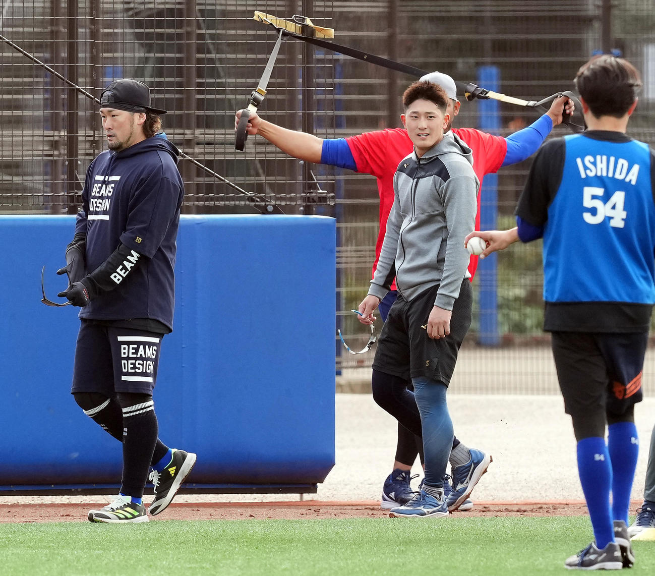 練習場に姿を見せたDeNA戸柱恭孝（左）と松尾（撮影・たえ見朱実）